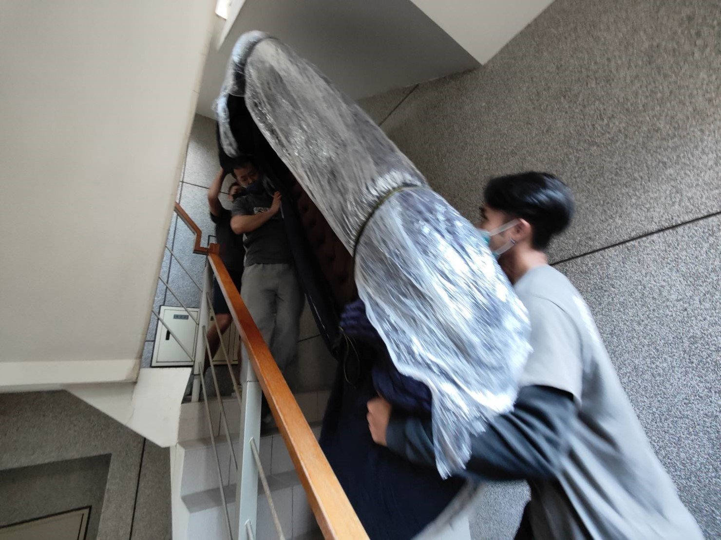 專人到府打包、尺寸較大家具以樓梯搬運作業、歐美規格沙發以樓梯搬運、搬家公司推薦、新北搬家公司推薦【榮福搬家公司】基隆搬家、南港搬家、桃園搬家公司推薦、家庭搬家、精緻搬家、精緻包裝、打包裝箱、跨縣市搬家、貴重家具精緻包裝、人工搬運、搬家具、白土報紙、搬家首選、搬家紙箱、氣泡捲、膠膜、黃色透明膠帶、大型家具搬運、台北搬家公司推薦:大台北搬家,精緻包裝搬運「細膩包裝、專業搬運、用心服務、以客為尊」是榮福搬家公司的宗旨與精神。歡迎立即來電02-2651-2727專人服務。 專人到府打包、尺寸較大家具以樓梯搬運作業、歐美規格沙發以樓梯搬運、搬家公司推薦、新北搬家公司推薦【榮福搬家公司】基隆搬家、南港搬家、桃園搬家公司推薦、家庭搬家、精緻搬家、精緻包裝、打包裝箱、跨縣市搬家、貴重家具精緻包裝、人工搬運、搬家具、白土報紙、搬家首選、搬家紙箱、氣泡捲、膠膜、黃色透明膠帶、大型家具搬運、台北搬家公司推薦:大台北搬家,精緻包裝搬運「細膩包裝、專業搬運、用心服務、以客為尊」是榮福搬家公司的宗旨與精神。歡迎立即來電02-2651-2727專人服務。