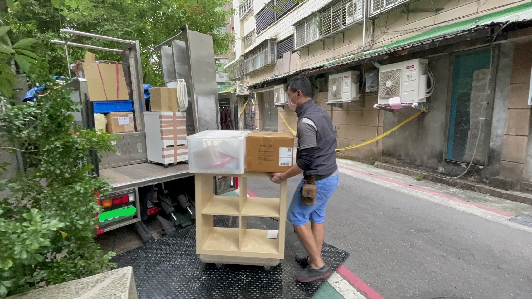 【榮福搬家】烘焙店面搬遷、甜點店面搬遷、麵包店搬遷、店面搬遷暫放倉儲、餐飲設備暫放倉儲、訂製餐桌椅精緻包裝、營業用攪拌機搬運、營業用冰箱精緻包裝、營業用烤箱搬遷、麵包切割機、營業用冰箱搬遷、工作檯包裝,工作桌,台北搬家公司推薦:大台北搬家,精緻包裝搬運「細膩包裝、專業搬運、用心服務、以客為尊」是榮福搬家公司的宗旨與精神。歡迎立即來電02-2651-2727專人服務。 【榮福搬家】烘焙店面搬遷、甜點店面搬遷、麵包店搬遷、店面搬遷暫放倉儲、餐飲設備暫放倉儲、訂製餐桌椅精緻包裝、營業用攪拌機搬運、營業用冰箱精緻包裝、營業用烤箱搬遷、麵包切割機、營業用冰箱搬遷、工作檯包裝,工作桌,台北搬家公司推薦:大台北搬家,精緻包裝搬運「細膩包裝、專業搬運、用心服務、以客為尊」是榮福搬家公司的宗旨與精神。歡迎立即來電02-2651-2727專人服務。