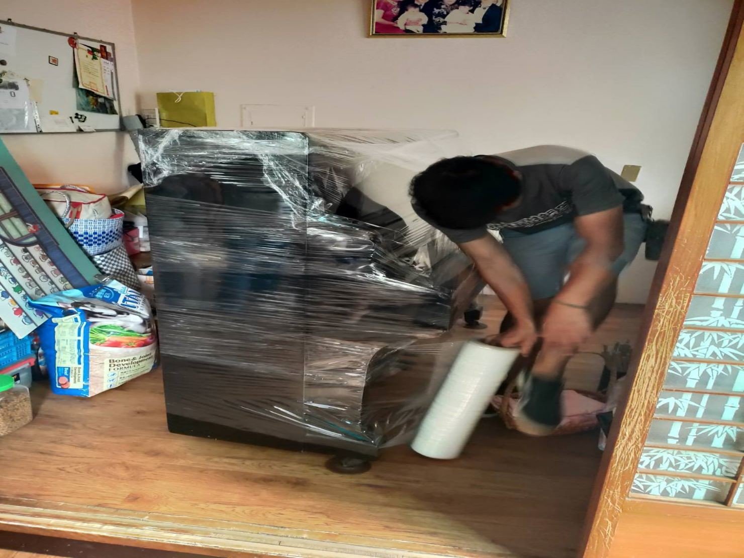 重物搬運中搬鋼琴推薦【榮福搬家】搬運鋼琴給您最有品質、最安全的搬運服務顧客的鋼琴搬運前先反覆以膠膜包袱加強保護,防止表面刮傷及防水氣入侵。 重物搬運中搬鋼琴推薦【榮福搬家】搬運鋼琴給您最有品質、最安全的搬運服務顧客的鋼琴搬運前先反覆以膠膜包袱加強保護,防止表面刮傷及防水氣入侵。