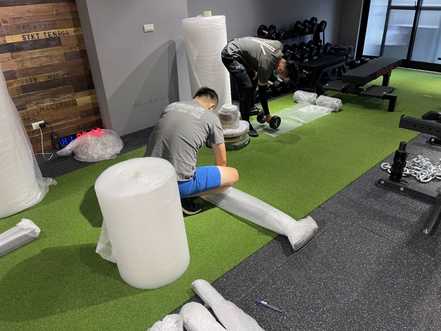 台北搬健身器材、南港搬健身器材、新北搬健身器材、雙北搬健身器材、汐止搬健身器材、中永和搬健身器材、板橋搬健身器材、五股搬健身器材、基隆搬健身器材、桃園搬健身器材、專業健身器材搬運推薦【榮福搬家公司】各項運動器材倉儲暫放、各項健身器材精緻包裝、各項健身器材精緻包裝倉儲暫放、運動器材設備搬運、搬居家跑步機、搬滑步機、搬橢圓機、搬跑步機、搬深蹲架、搬種訓架、各式居家搬運動設備、重量深蹲架、健身房運動器材搬運【榮福搬家】具各項搬運設備及搬運動器材知識與技巧,也有各項物件拆裝的專門技能,破百公斤的設備器材、「專業搬運、用心服務、以客為尊」是榮福搬家公司的宗旨與精神。歡迎立即來電02-2651-2727專人服務。 台北搬健身器材、南港搬健身器材、新北搬健身器材、雙北搬健身器材、汐止搬健身器材、中永和搬健身器材、板橋搬健身器材、五股搬健身器材、基隆搬健身器材、桃園搬健身器材、專業健身器材搬運推薦【榮福搬家公司】各項運動器材倉儲暫放、各項健身器材精緻包裝、各項健身器材精緻包裝倉儲暫放、運動器材設備搬運、搬居家跑步機、搬滑步機、搬橢圓機、搬跑步機、搬深蹲架、搬種訓架、各式居家搬運動設備、重量深蹲架、健身房運動器材搬運【榮福搬家】具各項搬運設備及搬運動器材知識與技巧,也有各項物件拆裝的專門技能,破百公斤的設備器材、「專業搬運、用心服務、以客為尊」是榮福搬家公司的宗旨與精神。歡迎立即來電02-2651-2727專人服務。