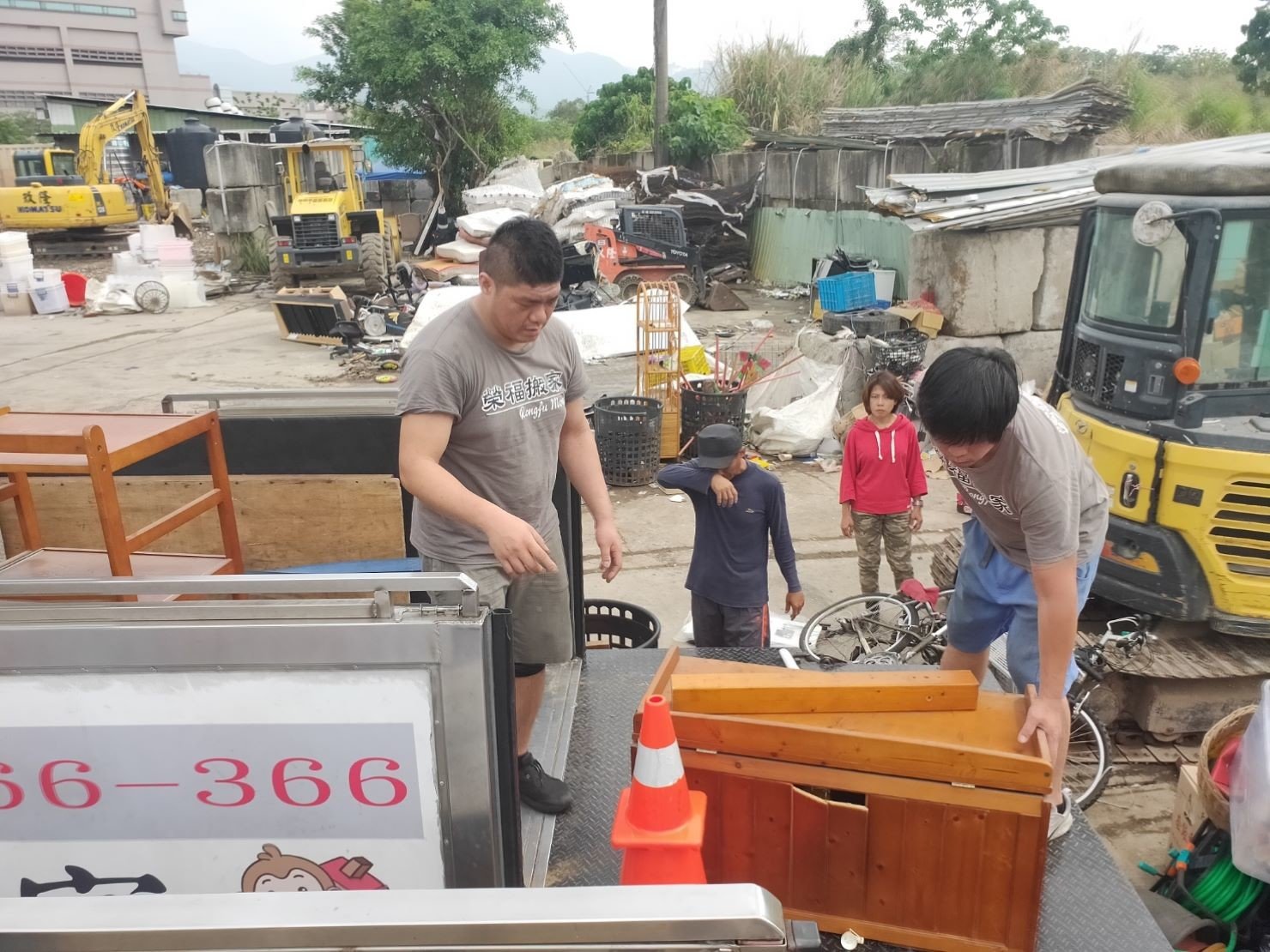 新北市垃圾清運、台北市垃圾清運、不要的家具怎麼辦、搬家公司推薦、新北搬家公司推薦【榮福搬家公司】南港搬家、桃園搬家公司推薦、桃園大型垃圾、台北搬家公司推薦、搬垃圾處理、家庭廢棄物清運、廢棄物處理、搬運廢棄物、家具垃圾處理、清運、搬家具、冰箱搬運、基隆搬家、大型家電回收清運、床墊搬運、搬衣櫃、大型家具丟棄、大型家具清運、搬公司行號、家庭垃圾清運公司、清垃圾、廢棄家具處理、廢棄家具清運、垃圾清運費用、搬家車,針對顧客都秉持以用心實在專業搬家技巧,搬家實在用心值得您的信賴與選擇。歡迎來電咨詢02-2651-2727,榮福搬家有專員立即為您服務。 新北市垃圾清運、台北市垃圾清運、不要的家具怎麼辦、搬家公司推薦、新北搬家公司推薦【榮福搬家公司】南港搬家、桃園搬家公司推薦、桃園大型垃圾、台北搬家公司推薦、搬垃圾處理、家庭廢棄物清運、廢棄物處理、搬運廢棄物、家具垃圾處理、清運、搬家具、冰箱搬運、基隆搬家、大型家電回收清運、床墊搬運、搬衣櫃、大型家具丟棄、大型家具清運、搬公司行號、家庭垃圾清運公司、清垃圾、廢棄家具處理、廢棄家具清運、垃圾清運費用、搬家車,針對顧客都秉持以用心實在專業搬家技巧,搬家實在用心值得您的信賴與選擇。歡迎來電咨詢02-2651-2727,榮福搬家有專員立即為您服務。