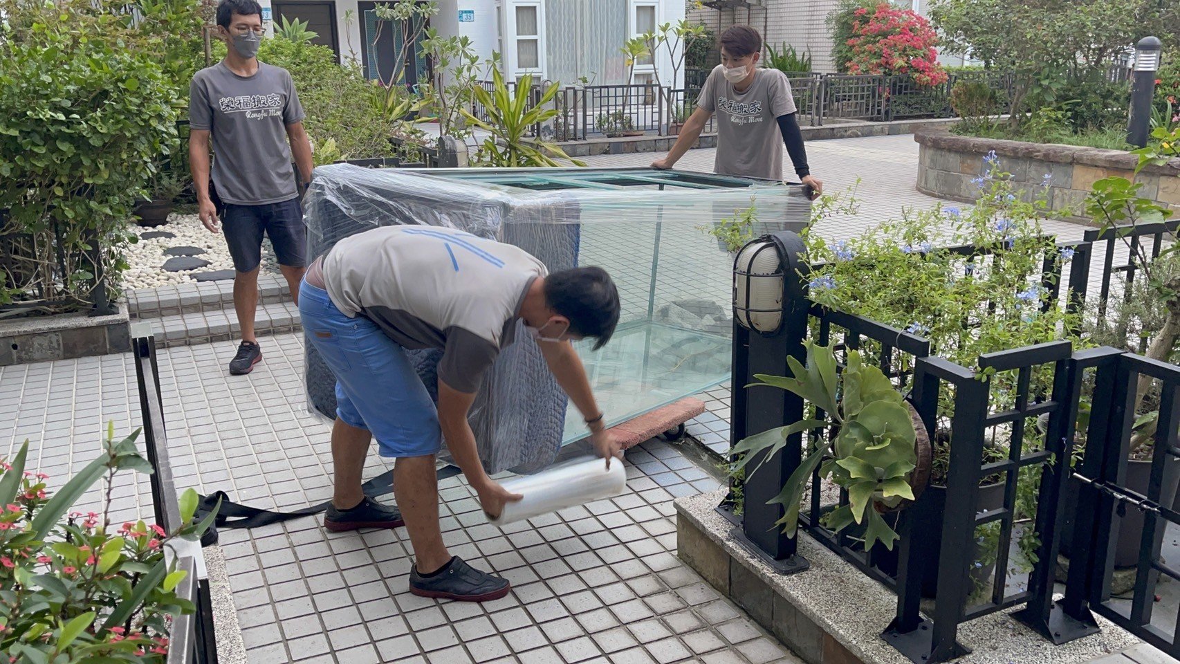 特殊搬運、搬重物【榮福搬家公司】8尺玻璃魚缸、搬單一玻璃魚缸、水族魚缸、精搬魚缸、展示魚缸、風水魚缸、搬魚缸、家庭搬家、跨縣市搬家、搬工計時、人力搬運、、搬家首選、特殊重物搬運、專搬重物、搬重物技巧、新北搬家公司推薦、搬家車、搬家公司、基隆搬家、南港搬家、桃園搬家公司推薦、台北搬家公司推薦:大台北搬家,精緻包裝搬運「細膩包裝、專業搬運、用心服務、以客為尊」是榮福搬家公司的宗旨與精神。歡迎立即來電02-2651-2727專人服務。 特殊搬運、搬重物【榮福搬家公司】8尺玻璃魚缸、搬單一玻璃魚缸、水族魚缸、精搬魚缸、展示魚缸、風水魚缸、搬魚缸、家庭搬家、跨縣市搬家、搬工計時、人力搬運、、搬家首選、特殊重物搬運、專搬重物、搬重物技巧、新北搬家公司推薦、搬家車、搬家公司、基隆搬家、南港搬家、桃園搬家公司推薦、台北搬家公司推薦:大台北搬家,精緻包裝搬運「細膩包裝、專業搬運、用心服務、以客為尊」是榮福搬家公司的宗旨與精神。歡迎立即來電02-2651-2727專人服務。