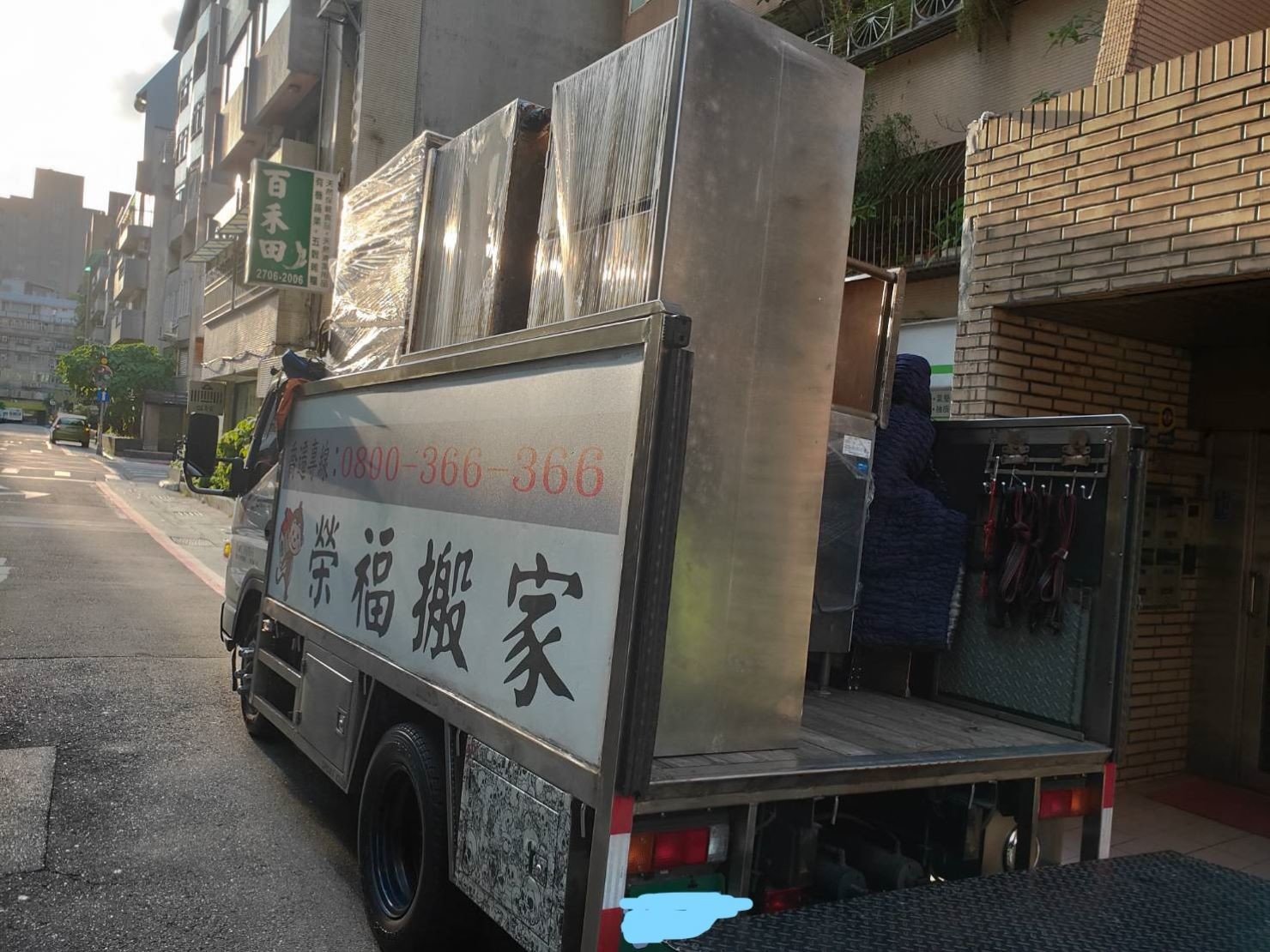 搬店面【店面搬遷】搬器具、口碑第一、台北搬家推薦:榮福搬家公司搬店面,針對各行各業店面搬運,我們將以最高品質的搬運方式、細膩包袱器具及搬店面所需的專業資歷,為業主們服務針對營業用冰箱、廚具設備、精密儀器等都竭盡所能。 搬店面【店面搬遷】搬器具、口碑第一、台北搬家推薦:榮福搬家公司搬店面,針對各行各業店面搬運,我們將以最高品質的搬運方式、細膩包袱器具及搬店面所需的專業資歷,為業主們服務針對營業用冰箱、廚具設備、精密儀器等都竭盡所能。