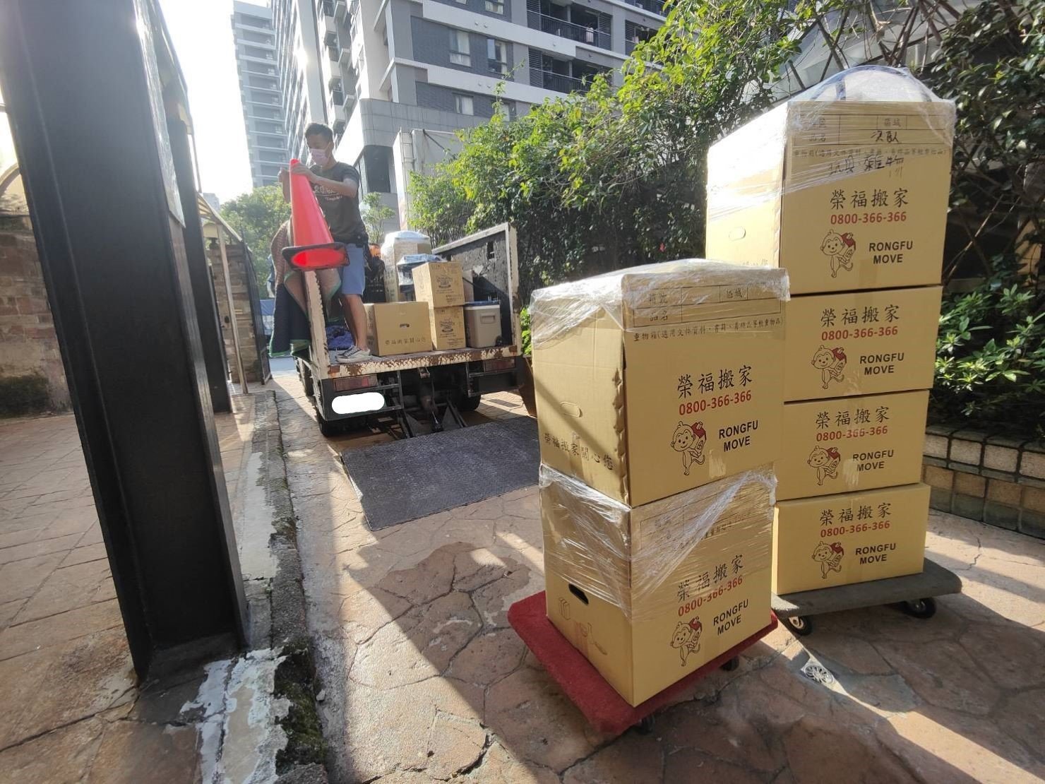 專人打包、搬家公司推薦、GOOGLE搬家公司推薦【榮福搬家公司】、家庭區域性專人打包、精緻搬家、精緻包裝、專人打包裝箱、床墊搬運、冰箱搬運、搬家首選、台北搬家公司推薦:大台北搬家,精緻包裝搬運「細膩包裝、專業搬運、用心服務、以客為尊」是榮福搬家公司的宗旨與精神。 專人打包、搬家公司推薦、GOOGLE搬家公司推薦【榮福搬家公司】、家庭區域性專人打包、精緻搬家、精緻包裝、專人打包裝箱、床墊搬運、冰箱搬運、搬家首選、台北搬家公司推薦:大台北搬家,精緻包裝搬運「細膩包裝、專業搬運、用心服務、以客為尊」是榮福搬家公司的宗旨與精神。