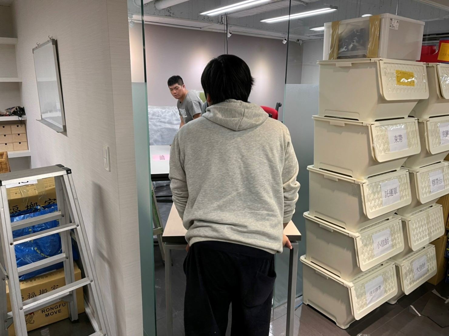 搬家公司推薦、台北搬家推薦【榮福搬家公司】南港搬家、桃園搬家公司推薦、新北搬家公司推薦、企業搬運服務、搬公司行號、廠房遷移、屏風拆裝、公司行號搬遷、政府機關搬遷、百貨專櫃遷移、學校單位搬遷、雜貨店搬遷、精緻包裝、家庭搬家、搬鋼琴、搬工、搬家公司紙箱、黃色膠帶、搬家估價、基隆搬家、家具拆裝、搬家具,針對顧客都秉持以用心實在專業搬家技巧,搬家實在用心值得您的信賴與選擇。歡迎來電咨詢02-2651-2727,榮福搬家有專員立即為您服務。 搬家公司推薦、台北搬家推薦【榮福搬家公司】南港搬家、桃園搬家公司推薦、新北搬家公司推薦、企業搬運服務、搬公司行號、廠房遷移、屏風拆裝、公司行號搬遷、政府機關搬遷、百貨專櫃遷移、學校單位搬遷、雜貨店搬遷、精緻包裝、家庭搬家、搬鋼琴、搬工、搬家公司紙箱、黃色膠帶、搬家估價、基隆搬家、家具拆裝、搬家具,針對顧客都秉持以用心實在專業搬家技巧,搬家實在用心值得您的信賴與選擇。歡迎來電咨詢02-2651-2727,榮福搬家有專員立即為您服務。