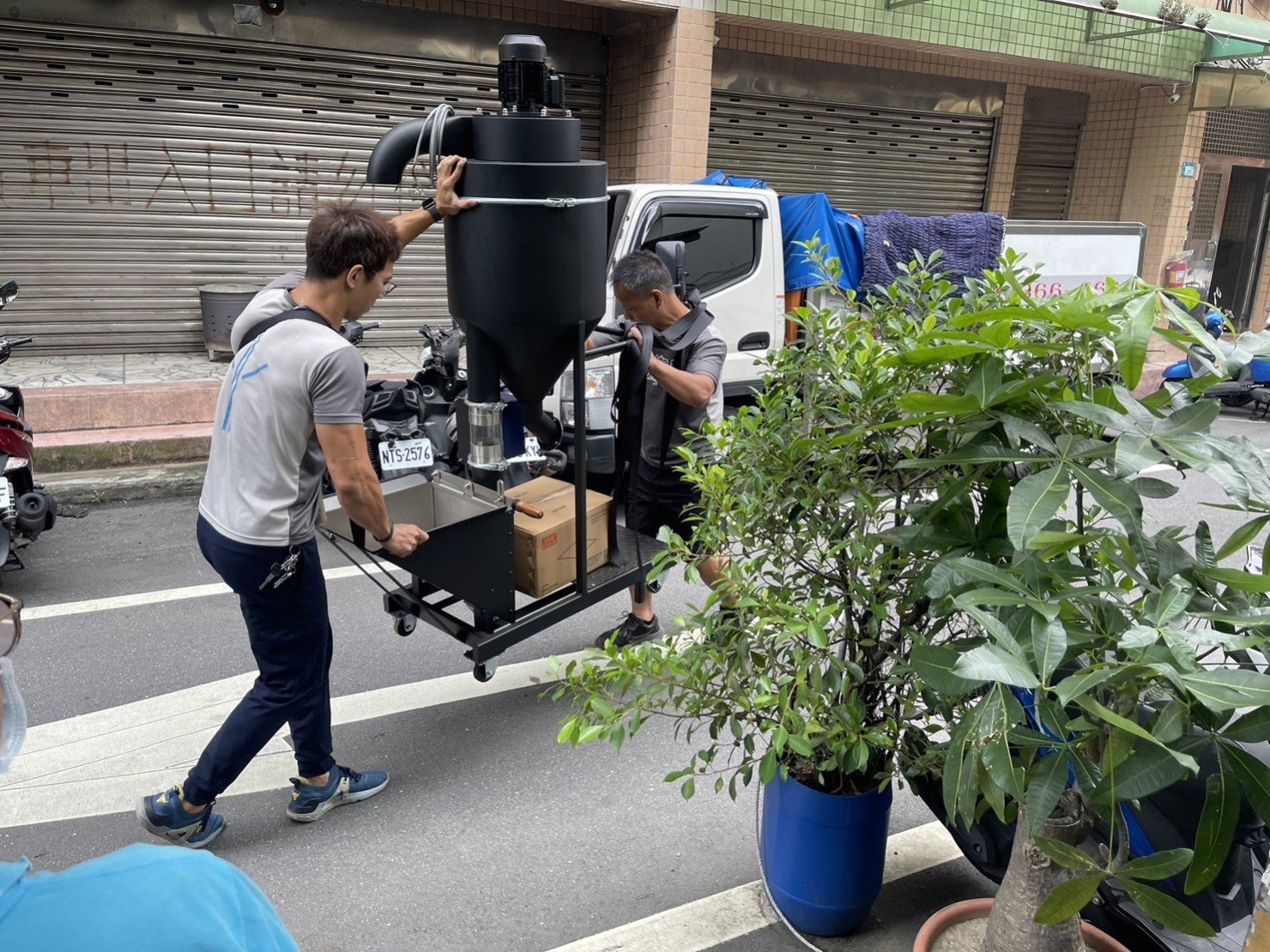 咖啡廠房商用烘豆機搬運、個人工作室烘豆機搬運、搬特殊重物商用烘豆機【榮福搬家】搬特殊重物落地型烘豆機、搬桌上型烘豆機、搬咖啡烘配去石機、搬咖啡烘焙剔石機、搬咖啡豆風選機、搬咖啡豆檢石機、搬咖啡豆選石機、營業用攪拌機搬運、營業用冰箱精緻包裝、營業用烤箱搬遷、麵包切割機、營業用冰箱搬遷、工作檯包裝,工作桌,台北搬家公司推薦:大台北搬家,精緻包裝搬運「細膩包裝、專業搬運、用心服務、以客為尊」是榮福搬家公司的宗旨與精神。歡迎立即來電02-2651-2727專人服務。 咖啡廠房商用烘豆機搬運、個人工作室烘豆機搬運、搬特殊重物商用烘豆機【榮福搬家】搬特殊重物落地型烘豆機、搬桌上型烘豆機、搬咖啡烘配去石機、搬咖啡烘焙剔石機、搬咖啡豆風選機、搬咖啡豆檢石機、搬咖啡豆選石機、營業用攪拌機搬運、營業用冰箱精緻包裝、營業用烤箱搬遷、麵包切割機、營業用冰箱搬遷、工作檯包裝,工作桌,台北搬家公司推薦:大台北搬家,精緻包裝搬運「細膩包裝、專業搬運、用心服務、以客為尊」是榮福搬家公司的宗旨與精神。歡迎立即來電02-2651-2727專人服務。