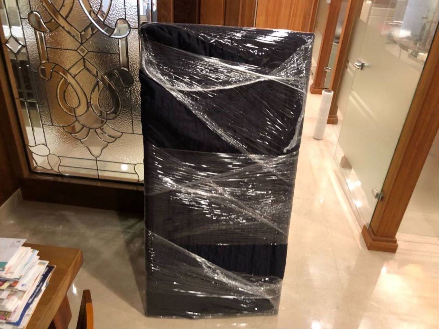 專搬公司【榮福搬家】口碑第一、台北搬家:珍貴古董畫作先套上日式布套,再以膠膜層層綑繞,防布套鬆散滑落及碰撞 專搬公司【榮福搬家】口碑第一、台北搬家:珍貴古董畫作先套上日式布套,再以膠膜層層綑繞,防布套鬆散滑落及碰撞