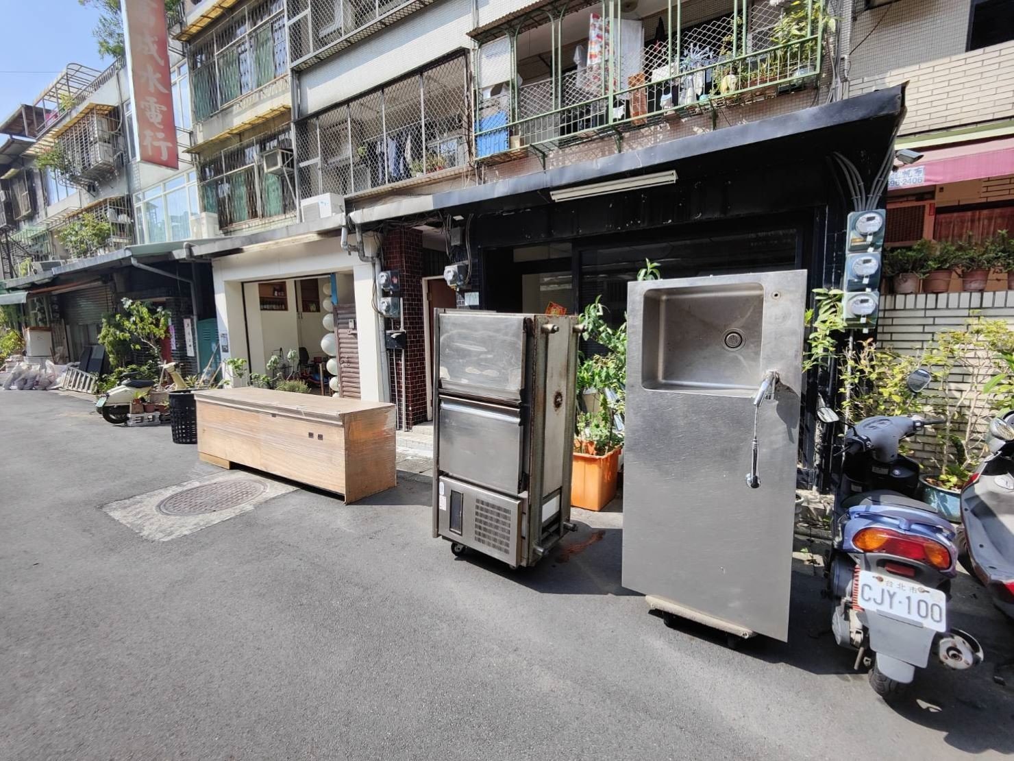 【榮福搬家】營業用冰箱吊掛、營業用烤箱搬運、中島工作檯櫃吊掛、工作搬遷,工作桌、長桌吧檯,台北搬家公司推薦:大台北搬家,精緻包裝搬運「細膩包裝、專業搬運、用心服務、以客為尊」搬家首選、吊掛搬運、吊家具搬運、台北搬家公司推薦:大台北搬家,精緻包裝搬運「細膩包裝、專業搬運、用心服務、以客為尊」是榮福搬家公司的宗旨與精神。歡迎立即來電02-2651-2727專人服務。 【榮福搬家】營業用冰箱吊掛、營業用烤箱搬運、中島工作檯櫃吊掛、工作搬遷,工作桌、長桌吧檯,台北搬家公司推薦:大台北搬家,精緻包裝搬運「細膩包裝、專業搬運、用心服務、以客為尊」搬家首選、吊掛搬運、吊家具搬運、台北搬家公司推薦:大台北搬家,精緻包裝搬運「細膩包裝、專業搬運、用心服務、以客為尊」是榮福搬家公司的宗旨與精神。歡迎立即來電02-2651-2727專人服務。