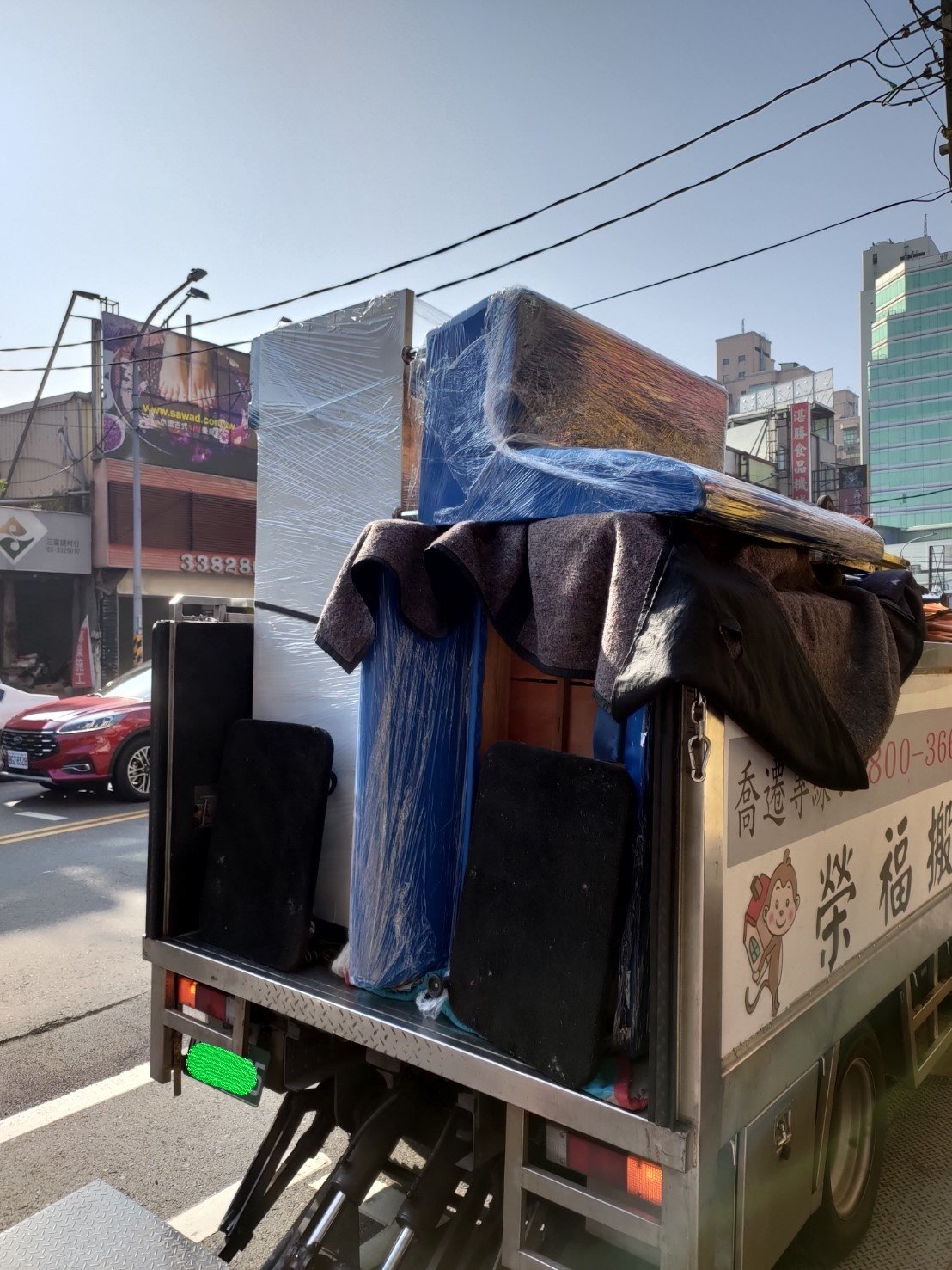 搬家公司推薦【榮福搬家】搬遷好品質值得您的信賴與選擇:搬家貨車滿載堆疊,以大型物件先搬運上車,再將其他物件相互堆疊。 搬家公司推薦【榮福搬家】搬遷好品質值得您的信賴與選擇:搬家貨車滿載堆疊,以大型物件先搬運上車,再將其他物件相互堆疊。