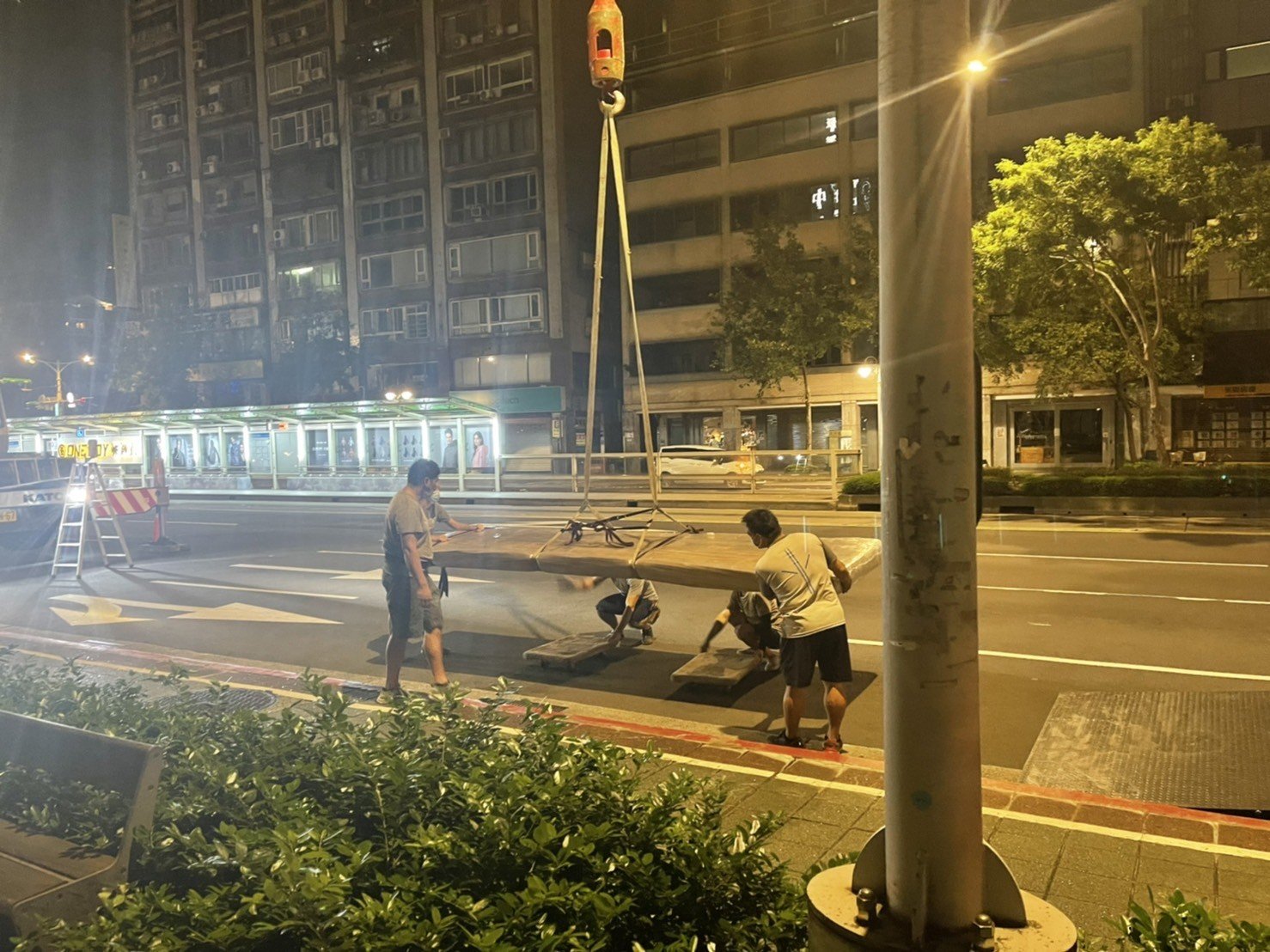 只需搬一件家具?搬運單一家具【榮福搬家公司】大型實木會議桌、雕刻品、木雕神像、木雕刻藝術品、按摩椅搬運、搬神明桌、家庭搬家、跨縣市搬家、搬工計時、專業吊掛搬運、搬搬家首選、特殊重物搬運、專搬重物、搬重物技巧、新北搬家公司推薦、搬家車、搬家公司、基隆搬家、南港搬家、桃園搬家公司推薦、台北搬家公司推薦:大台北搬家,精緻包裝搬運「細膩包裝、專業搬運、用心服務、以客為尊」是榮福搬家公司的宗旨與精神。歡迎立即來電02-2651-2727專人服務。 只需搬一件家具?搬運單一家具【榮福搬家公司】大型實木會議桌、雕刻品、木雕神像、木雕刻藝術品、按摩椅搬運、搬神明桌、家庭搬家、跨縣市搬家、搬工計時、專業吊掛搬運、搬搬家首選、特殊重物搬運、專搬重物、搬重物技巧、新北搬家公司推薦、搬家車、搬家公司、基隆搬家、南港搬家、桃園搬家公司推薦、台北搬家公司推薦:大台北搬家,精緻包裝搬運「細膩包裝、專業搬運、用心服務、以客為尊」是榮福搬家公司的宗旨與精神。歡迎立即來電02-2651-2727專人服務。