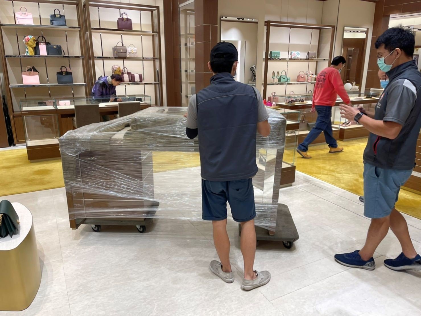 搬家公司推薦、台北搬家推薦【榮福搬家公司】南港搬家、桃園搬家公司推薦、新北搬家公司推薦、企業搬運服務、搬公司行號、廠房遷移、公司行號搬遷、政府機關搬遷、百貨專櫃遷移、學校單位搬遷、精緻包裝、家庭搬家、搬鋼琴、搬工,針對顧客都秉持以用心實在專業搬家技巧,搬家實在用心值得您的信賴與選擇。歡迎來電咨詢02-2651-2727,榮福搬家有專員立即為您服務。 搬家公司推薦、台北搬家推薦【榮福搬家公司】南港搬家、桃園搬家公司推薦、新北搬家公司推薦、企業搬運服務、搬公司行號、廠房遷移、公司行號搬遷、政府機關搬遷、百貨專櫃遷移、學校單位搬遷、精緻包裝、家庭搬家、搬鋼琴、搬工,針對顧客都秉持以用心實在專業搬家技巧,搬家實在用心值得您的信賴與選擇。歡迎來電咨詢02-2651-2727,榮福搬家有專員立即為您服務。