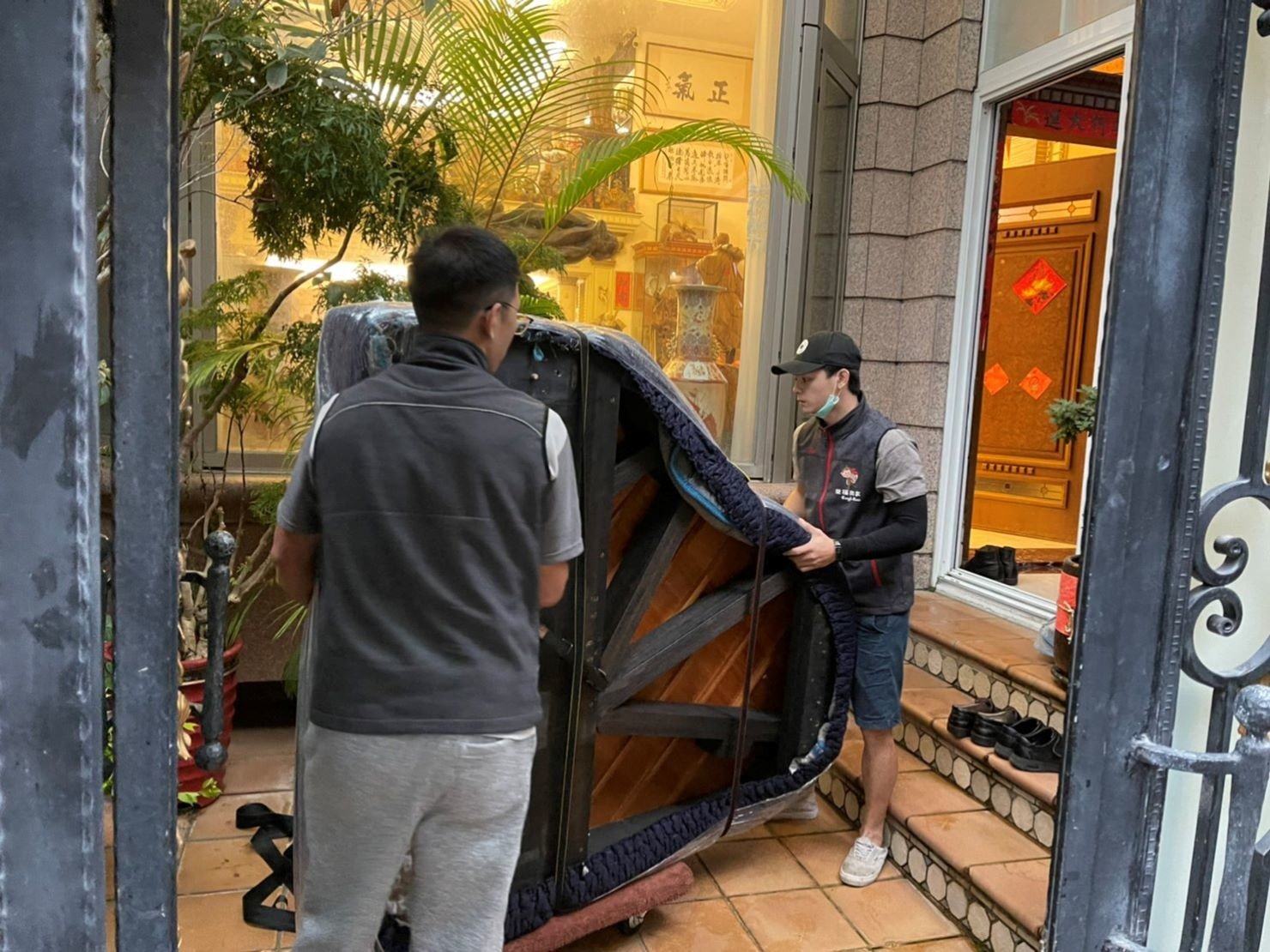 特殊搬運、搬重物【榮福搬家公司】精緻包裝鋼琴、演奏鋼琴、三角鋼琴、鋼琴搬運、家庭搬家、跨縣市搬家、搬工計時、人力搬運、搬家首選、吊掛搬運、吊家具搬運、特殊重物搬運、專搬重物、搬重物技巧、新北搬家公司推薦、搬家公司、基隆搬家、南港搬家、桃園搬家公司推薦、台北搬家公司推薦:大台北搬家,精緻包裝搬運「細膩包裝、專業搬運、用心服務、以客為尊」是榮福搬家公司的宗旨與精神。歡迎立即來電02-2651-2727專人服務。 特殊搬運、搬重物【榮福搬家公司】精緻包裝鋼琴、演奏鋼琴、三角鋼琴、鋼琴搬運、家庭搬家、跨縣市搬家、搬工計時、人力搬運、搬家首選、吊掛搬運、吊家具搬運、特殊重物搬運、專搬重物、搬重物技巧、新北搬家公司推薦、搬家公司、基隆搬家、南港搬家、桃園搬家公司推薦、台北搬家公司推薦:大台北搬家,精緻包裝搬運「細膩包裝、專業搬運、用心服務、以客為尊」是榮福搬家公司的宗旨與精神。歡迎立即來電02-2651-2727專人服務。