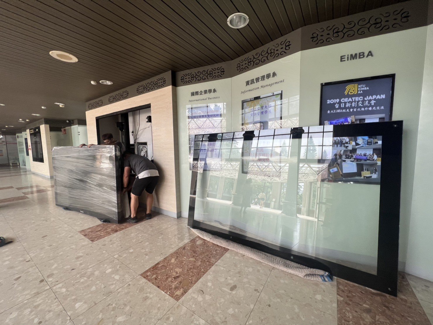 校園內電子布告欄搬運、展場電子布告欄搬運、會場電子布告欄搬運、百貨電子布告欄搬運、100吋電視專業搬運、100吋以上螢幕顯示器搬運、搬運單一展演電視架、演唱會電子布告欄搬運、音樂會電子布套欄搬運、藝術展演電子顯示器搬運【榮福搬家公司】記者會電視架、婚宴電視架、會議簡報電視架、展覽電視架、電視廣告看板、移動式電子 螢幕搬運、搬工計時、搬家具、搬家首選、新北搬家公司推薦、搬家車、搬家公司、基隆搬家、南港搬家、桃園搬家公司推薦、台北搬家公司推薦:大台北搬家,精緻包裝搬運「細膩包裝、專業搬運、用心服務、以客為尊」是榮福搬家公司的宗旨與精神。歡迎立即來電02-2651-2727專人服務。 校園內電子布告欄搬運、展場電子布告欄搬運、會場電子布告欄搬運、百貨電子布告欄搬運、100吋電視專業搬運、100吋以上螢幕顯示器搬運、搬運單一展演電視架、演唱會電子布告欄搬運、音樂會電子布套欄搬運、藝術展演電子顯示器搬運【榮福搬家公司】記者會電視架、婚宴電視架、會議簡報電視架、展覽電視架、電視廣告看板、移動式電子 螢幕搬運、搬工計時、搬家具、搬家首選、新北搬家公司推薦、搬家車、搬家公司、基隆搬家、南港搬家、桃園搬家公司推薦、台北搬家公司推薦:大台北搬家,精緻包裝搬運「細膩包裝、專業搬運、用心服務、以客為尊」是榮福搬家公司的宗旨與精神。歡迎立即來電02-2651-2727專人服務。