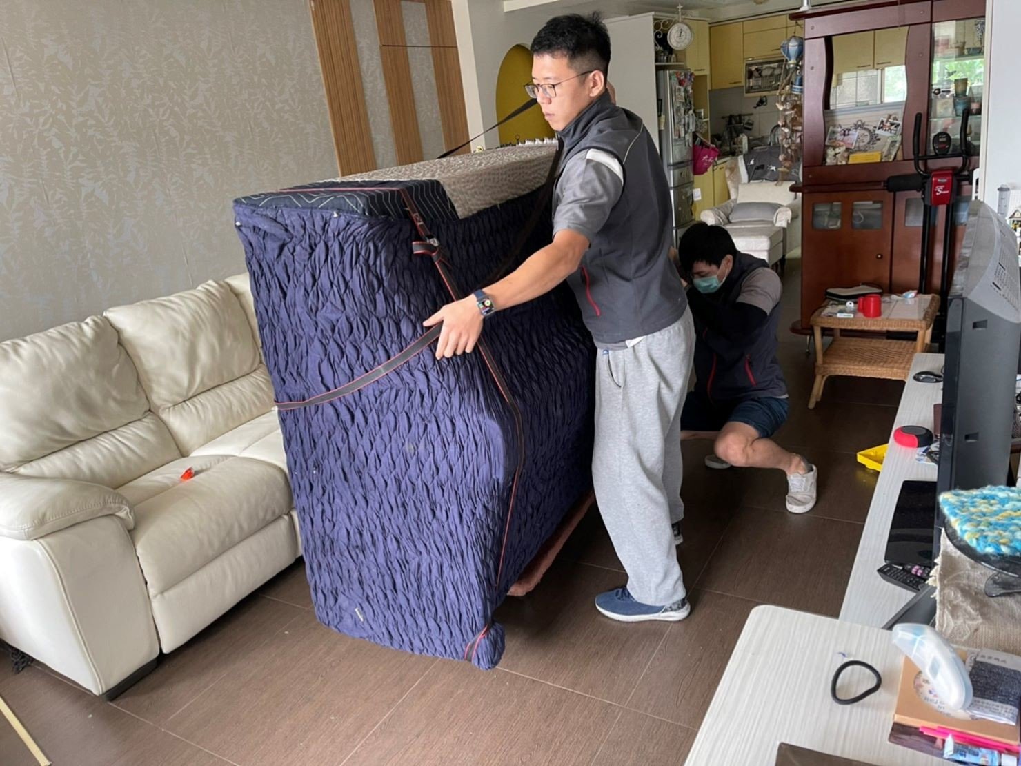 搬鋼琴、搬家公司推薦、新北搬家推薦【榮福搬家公司】南港搬家、桃園搬家公司推薦、台北搬家公司推薦、鋼琴運送、搬鋼琴首選,搬平台式鋼琴達人,針對顧客所搬鋼琴都秉持以用心實在專業搬家技巧,搬家實在用心值得您的信賴與選擇。歡迎來電咨詢02-2651-2727,榮福搬家有專員立即為您服務。 搬鋼琴、搬家公司推薦、新北搬家推薦【榮福搬家公司】南港搬家、桃園搬家公司推薦、台北搬家公司推薦、鋼琴運送、搬鋼琴首選,搬平台式鋼琴達人,針對顧客所搬鋼琴都秉持以用心實在專業搬家技巧,搬家實在用心值得您的信賴與選擇。歡迎來電咨詢02-2651-2727,榮福搬家有專員立即為您服務。