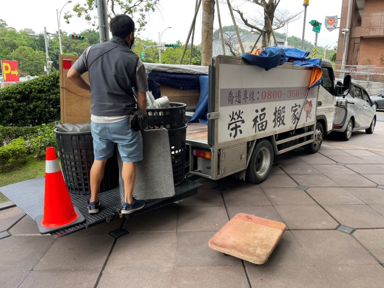 搬家公司推薦、新北搬家公司推薦【榮福搬家公司】口碑第一、搬家首選、南港搬家、桃園搬家公司推薦、台北搬家公司推薦、搬衣櫃、搬大型家具、搬家具、冰箱搬運、搬洗衣機、基隆搬家、搬家電、床墊搬運、搬金庫、搬保險櫃、搬公司行號、大型廚具搬運、各式各樣機台搬運、搬冷凍櫃、搬運動器材、店面搬遷、廠房遷移、百貨專櫃進撤櫃、家庭搬家、搬鋼琴、搬工計時、搬工服務、人力搬運、搬運、跨縣市搬家、重物搬運、魚缸搬運、搬按摩椅、搬電動醫療床、搬神桌、單件家具運送、吊家具搬運、搬家紙箱,針對顧客都秉持以用心實在專業搬家技巧,搬家實在用心值得您的信賴與選擇。歡迎來電咨詢02-2651-2727,榮福搬家有專員立即為您服務。系統式家具拆裝找專業的榮福搬家就對了。 搬家公司推薦、新北搬家公司推薦【榮福搬家公司】口碑第一、搬家首選、南港搬家、桃園搬家公司推薦、台北搬家公司推薦、搬衣櫃、搬大型家具、搬家具、冰箱搬運、搬洗衣機、基隆搬家、搬家電、床墊搬運、搬金庫、搬保險櫃、搬公司行號、大型廚具搬運、各式各樣機台搬運、搬冷凍櫃、搬運動器材、店面搬遷、廠房遷移、百貨專櫃進撤櫃、家庭搬家、搬鋼琴、搬工計時、搬工服務、人力搬運、搬運、跨縣市搬家、重物搬運、魚缸搬運、搬按摩椅、搬電動醫療床、搬神桌、單件家具運送、吊家具搬運、搬家紙箱,針對顧客都秉持以用心實在專業搬家技巧,搬家實在用心值得您的信賴與選擇。歡迎來電咨詢02-2651-2727,榮福搬家有專員立即為您服務。系統式家具拆裝找專業的榮福搬家就對了。
