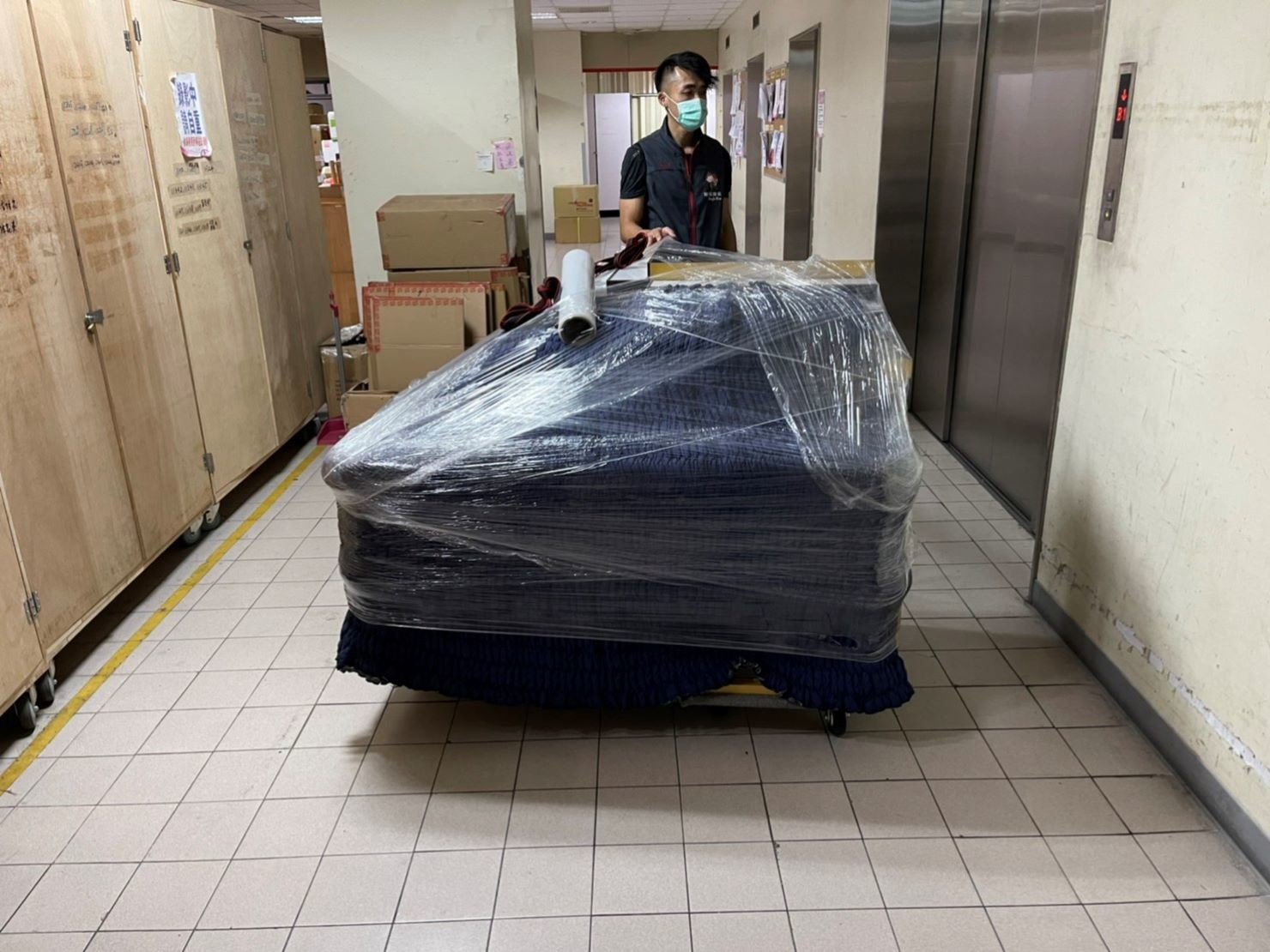 百貨進撤櫃、搬家公司推薦、台北搬家推薦【榮福搬家公司】南港搬家、桃園搬家公司推薦、新北搬家公司推薦、企業搬運服務、搬公司行號、廠房遷移、公司行號搬遷、政府機關搬遷、百貨專櫃遷移、學校單位搬遷、雜貨店搬遷、百貨專櫃道具設備搬運、精緻包裝、家庭搬家、搬鋼琴、搬工、搬家首選,針對顧客都秉持以用心實在專業搬家技巧,搬家實在用心值得您的信賴與選擇。歡迎來電咨詢02-2651-2727,榮福搬家有專員立即為您服務。 百貨進撤櫃、搬家公司推薦、台北搬家推薦【榮福搬家公司】南港搬家、桃園搬家公司推薦、新北搬家公司推薦、企業搬運服務、搬公司行號、廠房遷移、公司行號搬遷、政府機關搬遷、百貨專櫃遷移、學校單位搬遷、雜貨店搬遷、百貨專櫃道具設備搬運、精緻包裝、家庭搬家、搬鋼琴、搬工、搬家首選,針對顧客都秉持以用心實在專業搬家技巧,搬家實在用心值得您的信賴與選擇。歡迎來電咨詢02-2651-2727,榮福搬家有專員立即為您服務。