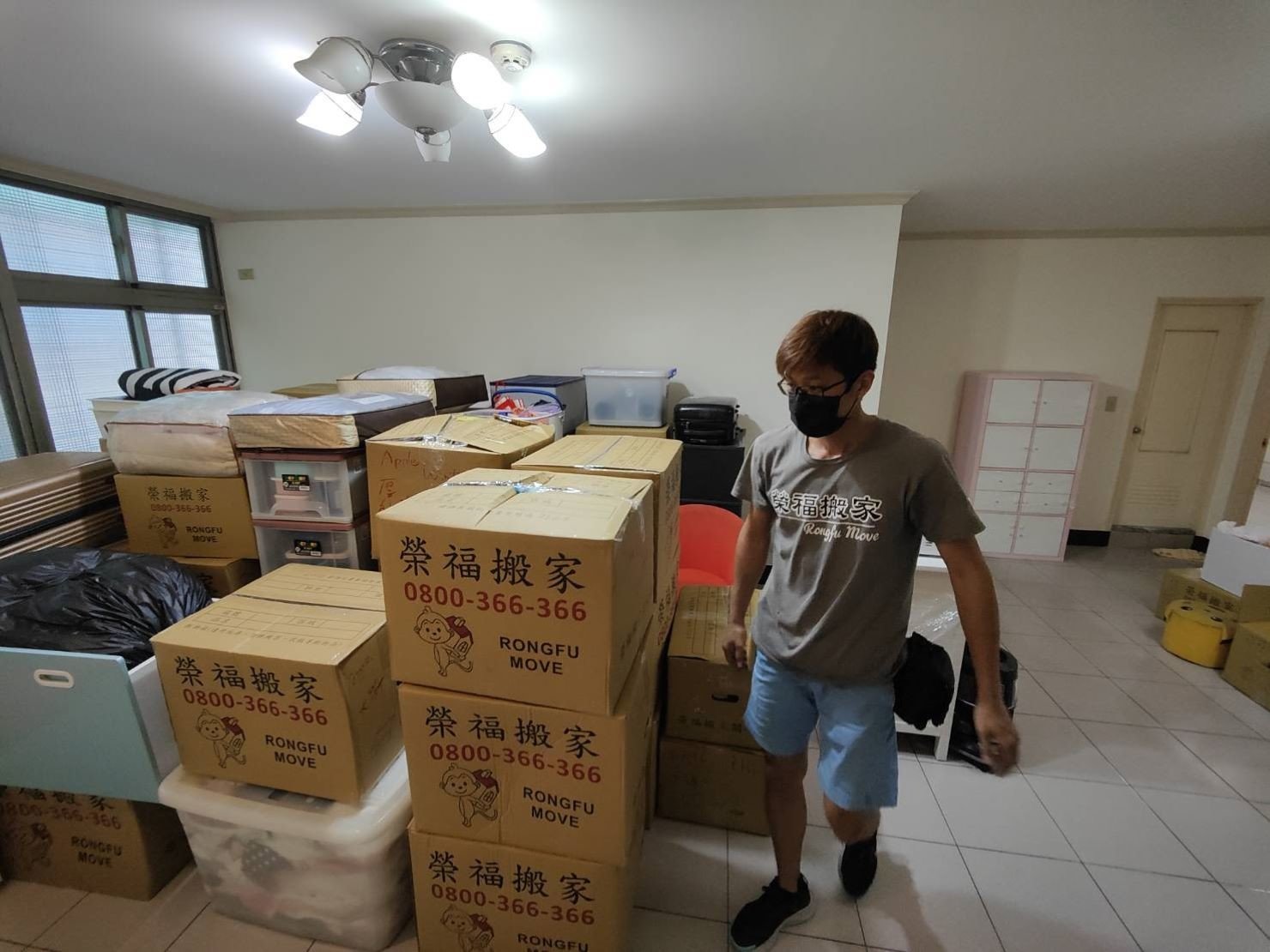 家公司推薦、新北搬家推薦【榮福搬家公司】南港搬家、桃園搬家公司推薦、台北搬家公司推薦、大型家具搬運、搬家具、冰箱搬運、基隆搬家、搬家電、大型家電搬運、床墊搬運、搬家車、家庭搬家、搬工、搬運、搬家紙箱、跨縣市搬家、單件家具運送、搬家估價、搬家首選,搬家達人,吊掛搬運、吊家具搬運、台北搬家公司推薦:大台北搬家,精緻包裝搬運「細膩包裝、專業搬運、用心服務、以客為尊」是榮福搬家公司的宗旨與精神。歡迎立即來電02-2651-2727專人服務。 家公司推薦、新北搬家推薦【榮福搬家公司】南港搬家、桃園搬家公司推薦、台北搬家公司推薦、大型家具搬運、搬家具、冰箱搬運、基隆搬家、搬家電、大型家電搬運、床墊搬運、搬家車、家庭搬家、搬工、搬運、搬家紙箱、跨縣市搬家、單件家具運送、搬家估價、搬家首選,搬家達人,吊掛搬運、吊家具搬運、台北搬家公司推薦:大台北搬家,精緻包裝搬運「細膩包裝、專業搬運、用心服務、以客為尊」是榮福搬家公司的宗旨與精神。歡迎立即來電02-2651-2727專人服務。