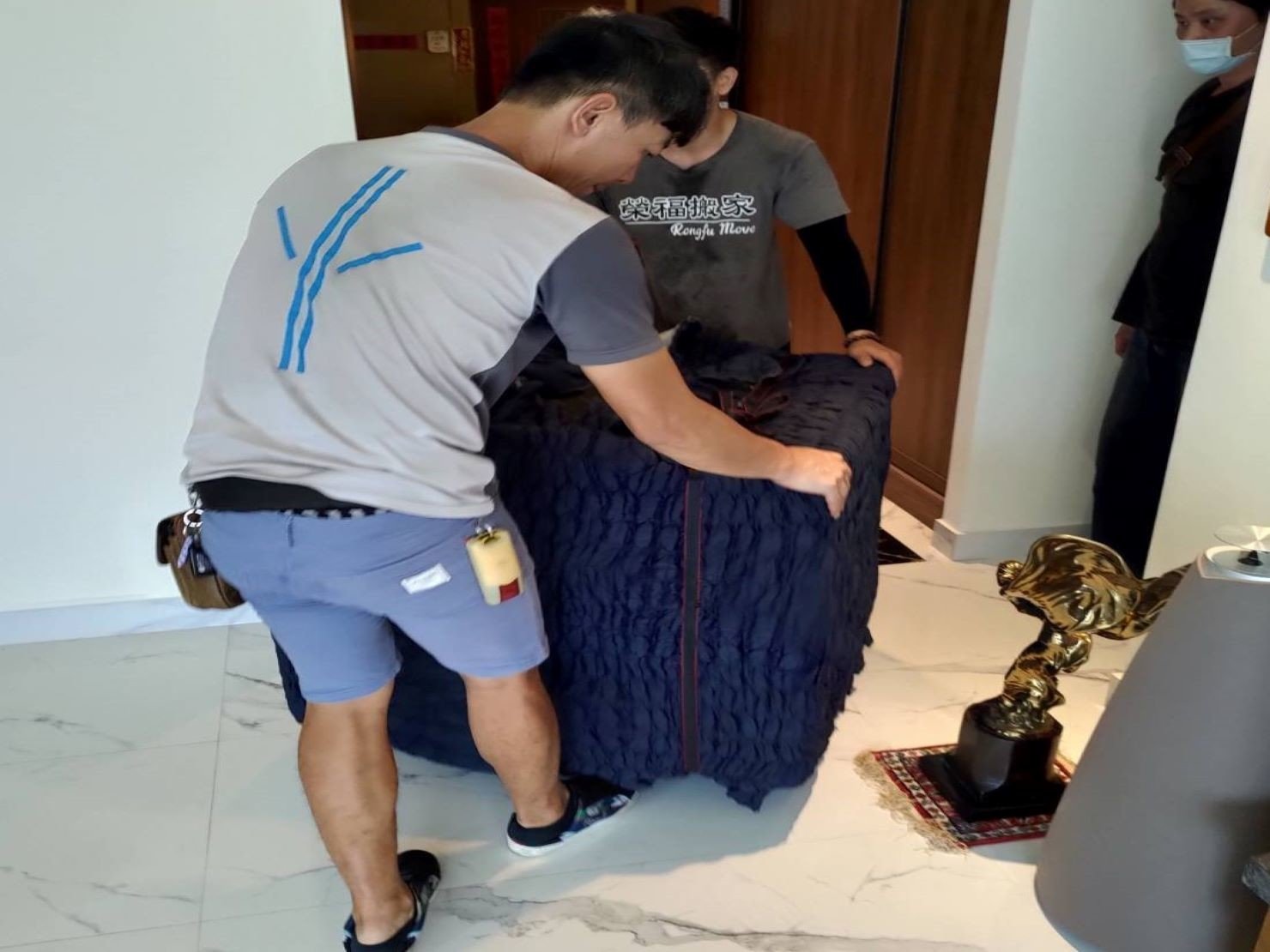 搬魚缸【榮福搬家】搬重物、搬金庫、台北搬家推薦:師傅以拖板車將魚缸運送至門口擺放,再一併將物品搬運下樓 搬魚缸【榮福搬家】搬重物、搬金庫、台北搬家推薦:師傅以拖板車將魚缸運送至門口擺放,再一併將物品搬運下樓