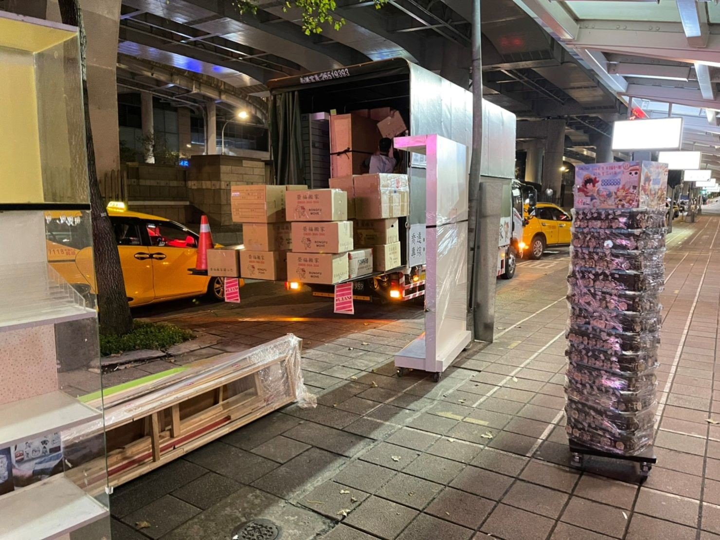 捷運地下街店面搬遷【榮福搬家公司】店面搬遷、精搬金庫、搬保險櫃、精搬魚缸、魚缸搬運、跨縣搬家、搬工派遣、搬洗衣機、搬床墊、搬冰箱、搬家具、搬家首選、吊掛搬運、吊家具搬運、新北搬家公司推薦、桃園搬家推薦、南港搬家、基隆搬家、台北搬家公司推薦:大台北搬家,精緻包裝搬運「細膩包裝、專業搬運、用心服務、以客為尊」是榮福搬家公司的宗旨與精神。歡迎立即來電02-2651-2727專人服務。 捷運地下街店面搬遷【榮福搬家公司】店面搬遷、精搬金庫、搬保險櫃、精搬魚缸、魚缸搬運、跨縣搬家、搬工派遣、搬洗衣機、搬床墊、搬冰箱、搬家具、搬家首選、吊掛搬運、吊家具搬運、新北搬家公司推薦、桃園搬家推薦、南港搬家、基隆搬家、台北搬家公司推薦:大台北搬家,精緻包裝搬運「細膩包裝、專業搬運、用心服務、以客為尊」是榮福搬家公司的宗旨與精神。歡迎立即來電02-2651-2727專人服務。