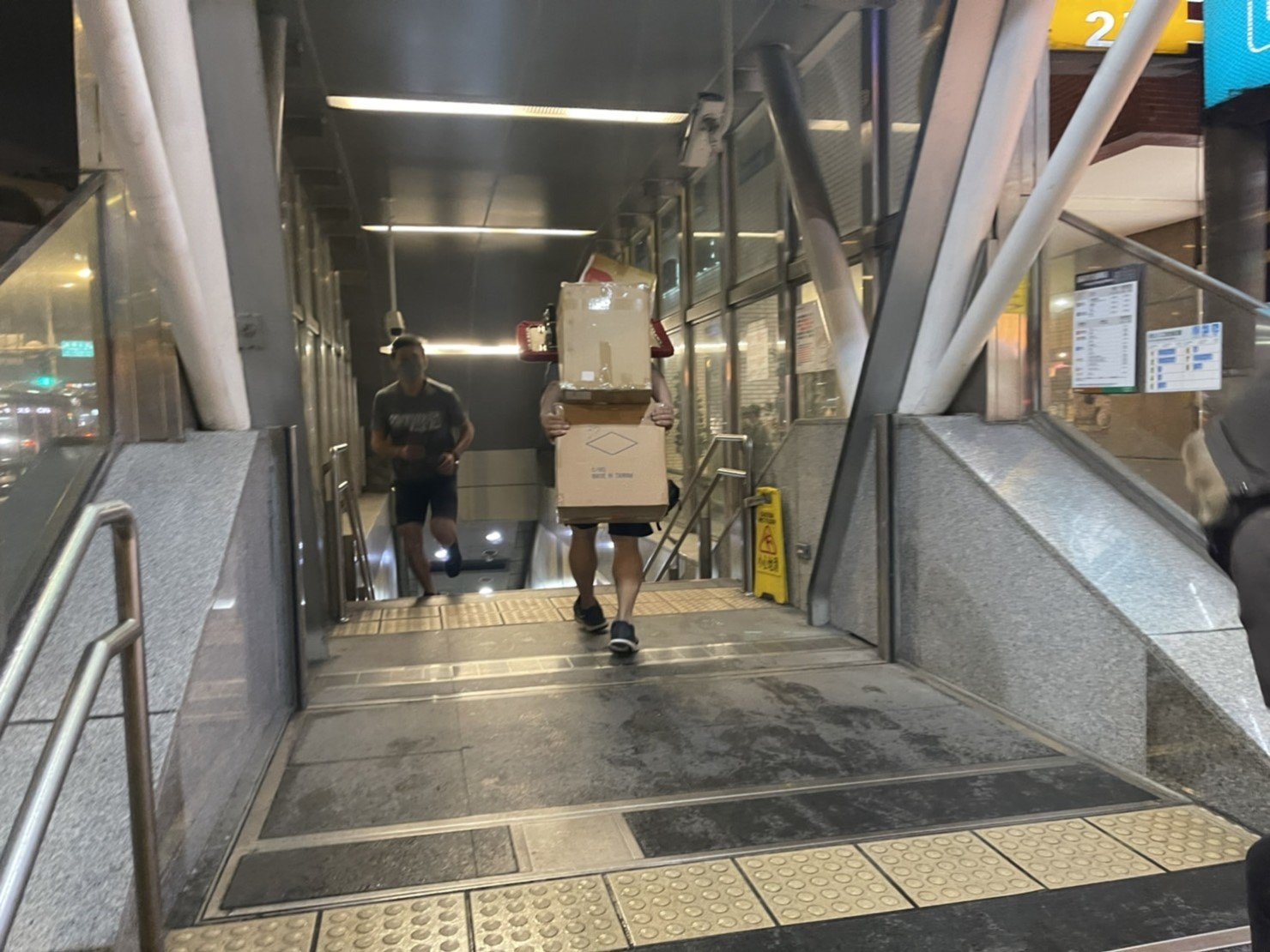 【榮福搬家】百貨烘焙店面搬遷、地下街烘焙店面搬遷、百貨甜點店面搬遷、地下街烘焙店面搬遷、麵包店搬遷、麵包陳列架搬遷、麵包展示架搬遷、店面搬遷、餐飲設備暫放、訂製餐桌椅精緻包裝、營業用攪拌機搬運、營業用冰箱精緻包裝、營業用烤箱搬遷、麵包切割機、營業用冰箱搬遷、工作檯包裝,工作桌,台北搬家公司推薦:大台北搬家,精緻包裝搬運「細膩包裝、專業搬運、用心服務、以客為尊」是榮福搬家公司的宗旨與精神。歡迎立即來電02-2651-2727專人服務。 【榮福搬家】百貨烘焙店面搬遷、地下街烘焙店面搬遷、百貨甜點店面搬遷、地下街烘焙店面搬遷、麵包店搬遷、麵包陳列架搬遷、麵包展示架搬遷、店面搬遷、餐飲設備暫放、訂製餐桌椅精緻包裝、營業用攪拌機搬運、營業用冰箱精緻包裝、營業用烤箱搬遷、麵包切割機、營業用冰箱搬遷、工作檯包裝,工作桌,台北搬家公司推薦:大台北搬家,精緻包裝搬運「細膩包裝、專業搬運、用心服務、以客為尊」是榮福搬家公司的宗旨與精神。歡迎立即來電02-2651-2727專人服務。