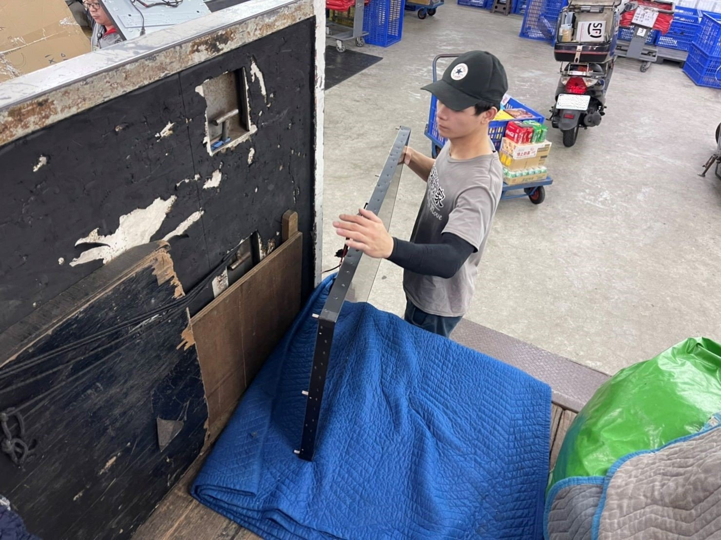 搬家公司推薦、台北搬家推薦【榮福搬家公司】南港搬家、電視牆拆裝、拆玻璃、桃園搬家公司推薦、新北搬家公司推薦、企業搬運服務、搬公司行號、廠房遷移、公司行號搬遷、政府機關搬遷、百貨專櫃遷移、學校單位搬遷、精緻包裝、家庭搬家、搬家具、家電搬運、搬電視、搬工、拆裝工具組,針對顧客都秉持以用心實在專業搬家技巧,搬家實在用心值得您的信賴與選擇。歡迎來電咨詢02-2651-2727,榮福搬家有專員立即為您服務。專業拆裝技能、系統式家具拆裝找專業的榮福搬家就對了。 搬家公司推薦、台北搬家推薦【榮福搬家公司】南港搬家、電視牆拆裝、拆玻璃、桃園搬家公司推薦、新北搬家公司推薦、企業搬運服務、搬公司行號、廠房遷移、公司行號搬遷、政府機關搬遷、百貨專櫃遷移、學校單位搬遷、精緻包裝、家庭搬家、搬家具、家電搬運、搬電視、搬工、拆裝工具組,針對顧客都秉持以用心實在專業搬家技巧,搬家實在用心值得您的信賴與選擇。歡迎來電咨詢02-2651-2727,榮福搬家有專員立即為您服務。專業拆裝技能、系統式家具拆裝找專業的榮福搬家就對了。