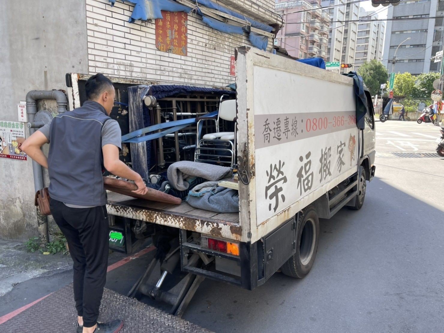 搬電動醫療床、搬重物【榮福搬家公司】石墩搬運、搬醫療床、搬電動床、搬石頭桌椅、搬雷射雕刻切割機、大型機台設備搬運、搬洗衣機、搬披薩窯、精搬金庫、搬保險櫃、精搬魚缸、精搬鋼琴、跨縣市搬家、搬工計時、人力搬運、搬運、床墊搬運、冰箱搬運、搬家具、單件家具運送、單一物件搬運、搬家首選、吊掛搬運、吊家具搬運、特殊重物搬運、專搬重物、新北搬家公司推薦、家庭搬家、搬家公司、基隆搬家、南港搬家、桃園搬家公司、台北搬家公司推薦:大台北搬家,精緻包裝搬運「細膩包裝、專業搬運、用心服務、以客為尊」是榮福搬家公司的宗旨與精神。歡迎立即來電02-2651-2727專人服務。 搬電動醫療床、搬重物【榮福搬家公司】石墩搬運、搬醫療床、搬電動床、搬石頭桌椅、搬雷射雕刻切割機、大型機台設備搬運、搬洗衣機、搬披薩窯、精搬金庫、搬保險櫃、精搬魚缸、精搬鋼琴、跨縣市搬家、搬工計時、人力搬運、搬運、床墊搬運、冰箱搬運、搬家具、單件家具運送、單一物件搬運、搬家首選、吊掛搬運、吊家具搬運、特殊重物搬運、專搬重物、新北搬家公司推薦、家庭搬家、搬家公司、基隆搬家、南港搬家、桃園搬家公司、台北搬家公司推薦:大台北搬家,精緻包裝搬運「細膩包裝、專業搬運、用心服務、以客為尊」是榮福搬家公司的宗旨與精神。歡迎立即來電02-2651-2727專人服務。