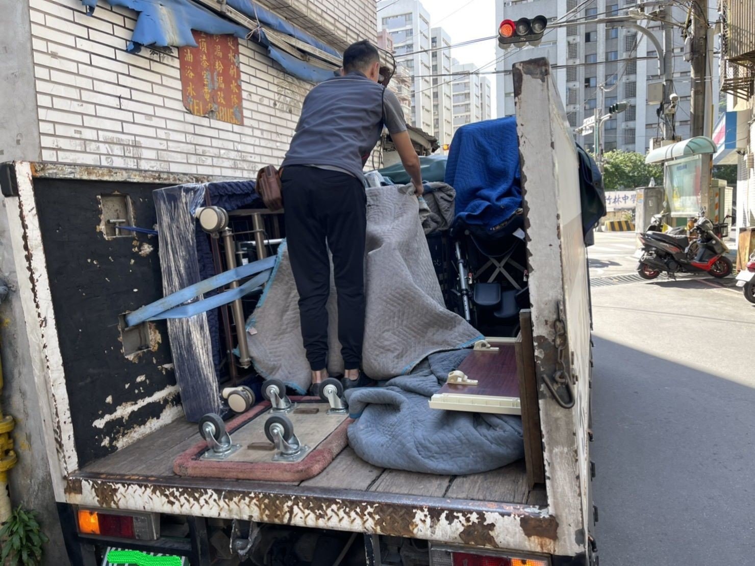 搬電動醫療床、搬重物【榮福搬家公司】石墩搬運、搬醫療床、搬電動床、搬石頭桌椅、搬雷射雕刻切割機、大型機台設備搬運、搬洗衣機、搬披薩窯、精搬金庫、搬保險櫃、精搬魚缸、精搬鋼琴、跨縣市搬家、搬工計時、人力搬運、搬運、床墊搬運、冰箱搬運、搬家具、單件家具運送、單一物件搬運、搬家首選、吊掛搬運、吊家具搬運、特殊重物搬運、專搬重物、新北搬家公司推薦、家庭搬家、搬家公司、基隆搬家、南港搬家、桃園搬家公司、台北搬家公司推薦:大台北搬家,精緻包裝搬運「細膩包裝、專業搬運、用心服務、以客為尊」是榮福搬家公司的宗旨與精神。歡迎立即來電02-2651-2727專人服務。 搬電動醫療床、搬重物【榮福搬家公司】石墩搬運、搬醫療床、搬電動床、搬石頭桌椅、搬雷射雕刻切割機、大型機台設備搬運、搬洗衣機、搬披薩窯、精搬金庫、搬保險櫃、精搬魚缸、精搬鋼琴、跨縣市搬家、搬工計時、人力搬運、搬運、床墊搬運、冰箱搬運、搬家具、單件家具運送、單一物件搬運、搬家首選、吊掛搬運、吊家具搬運、特殊重物搬運、專搬重物、新北搬家公司推薦、家庭搬家、搬家公司、基隆搬家、南港搬家、桃園搬家公司、台北搬家公司推薦:大台北搬家,精緻包裝搬運「細膩包裝、專業搬運、用心服務、以客為尊」是榮福搬家公司的宗旨與精神。歡迎立即來電02-2651-2727專人服務。