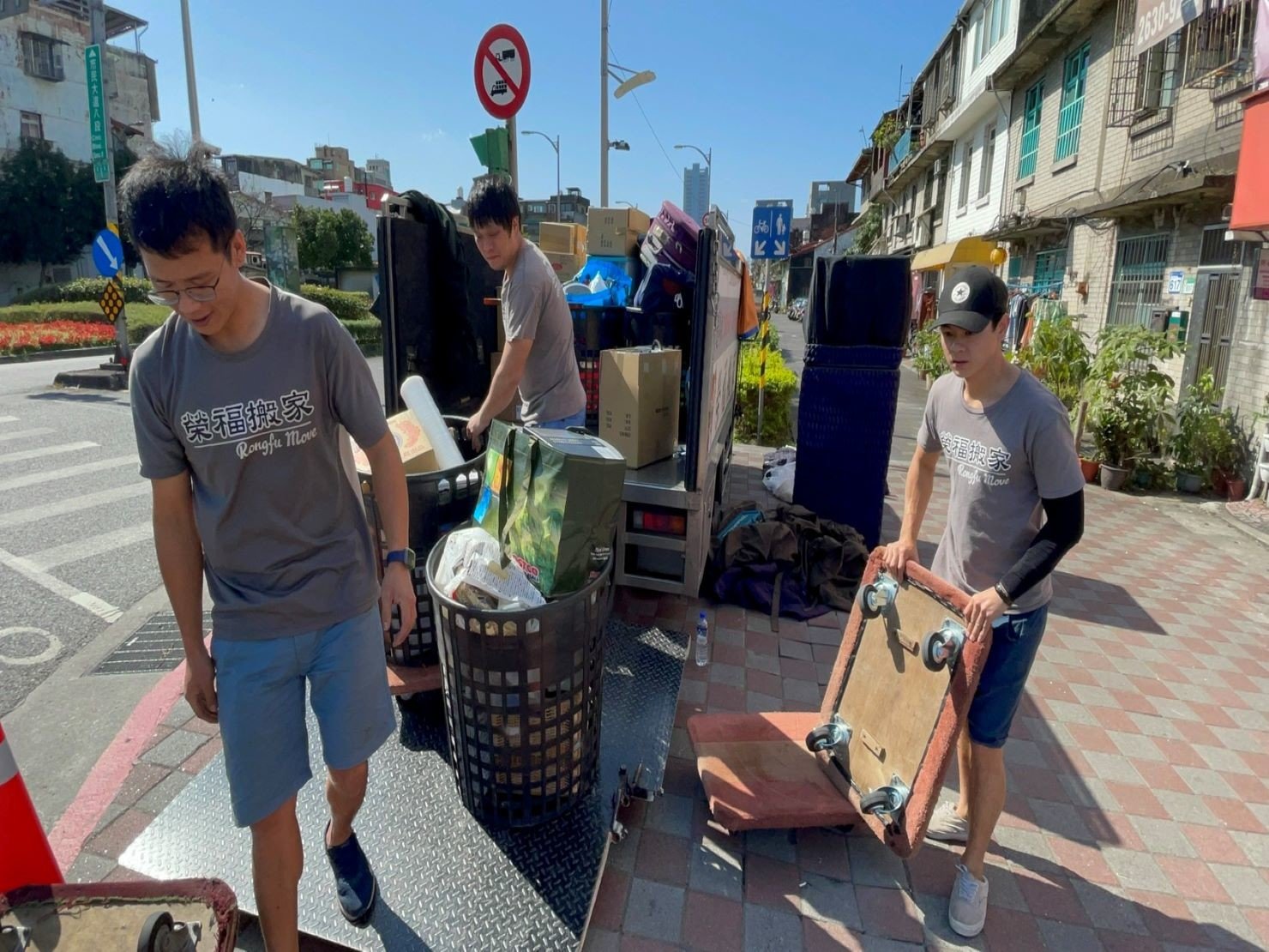 搬家公司推薦、新北搬家推薦【榮福搬家公司】南港搬家、桃園搬家公司推薦、台北搬家公司推薦、大型家具搬運、冰箱搬運、基隆搬家、搬家電、床墊搬運、神明桌搬運、搬公司行號、家庭搬家、搬鋼琴、搬工、搬運、搬家紙箱、跨縣市搬家、搬家車、搬家估價、搬家首選、搬家達人,針對顧客都秉持以用心實在專業搬家技巧,搬家實在用心值得您的信賴與選擇。優質搬家,包裝搬運「細膩包裝、專業搬運、用心服務、以客為尊」是榮福搬家公司的宗旨與精神。歡迎立即來電02-2651-2727專人服務。系統式家具拆裝找專業的榮福搬家就對了。 搬家公司推薦、新北搬家推薦【榮福搬家公司】南港搬家、桃園搬家公司推薦、台北搬家公司推薦、大型家具搬運、冰箱搬運、基隆搬家、搬家電、床墊搬運、神明桌搬運、搬公司行號、家庭搬家、搬鋼琴、搬工、搬運、搬家紙箱、跨縣市搬家、搬家車、搬家估價、搬家首選、搬家達人,針對顧客都秉持以用心實在專業搬家技巧,搬家實在用心值得您的信賴與選擇。優質搬家,包裝搬運「細膩包裝、專業搬運、用心服務、以客為尊」是榮福搬家公司的宗旨與精神。歡迎立即來電02-2651-2727專人服務。系統式家具拆裝找專業的榮福搬家就對了。