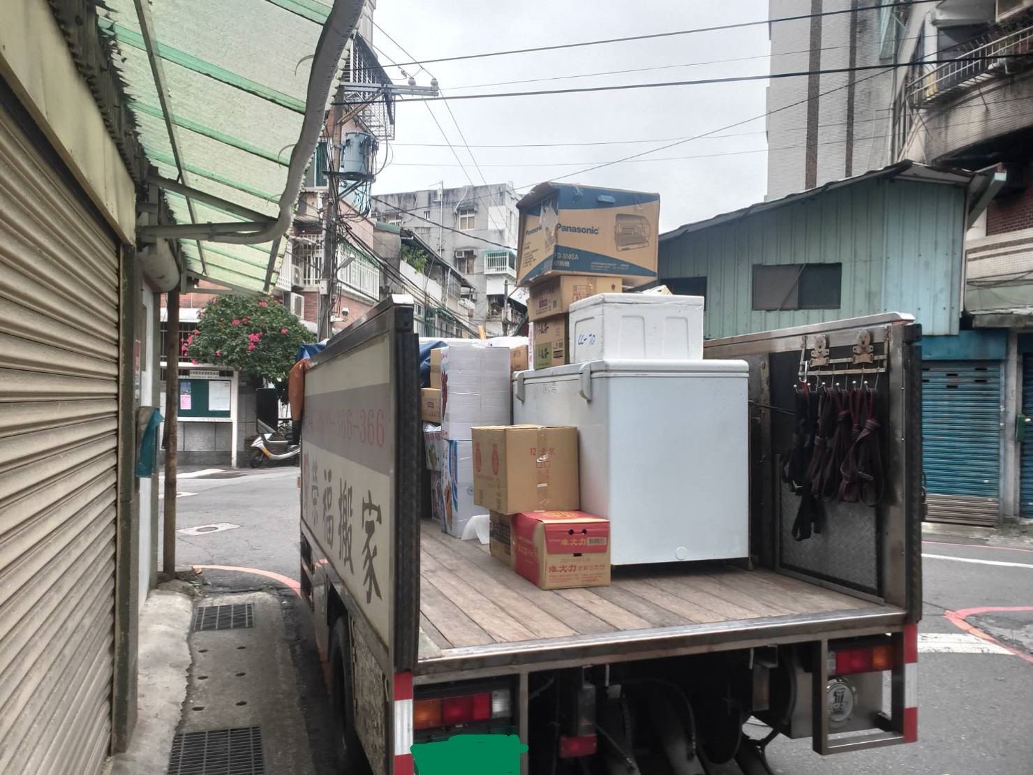 搬冰箱【榮福搬家公司】台北搬家、搬店面、搬雜貨店、新北搬家、搬家首選、搬家公司推薦:優質搬家,包裝搬運「細膩包裝、專業搬運、用心服務、以客為尊」是榮福搬家公司的宗旨與精神。店面搬遷、雜貨店搬遷,歡迎立即來電02-2651-2727專人服務。 搬冰箱【榮福搬家公司】台北搬家、搬店面、搬雜貨店、新北搬家、搬家首選、搬家公司推薦:優質搬家,包裝搬運「細膩包裝、專業搬運、用心服務、以客為尊」是榮福搬家公司的宗旨與精神。店面搬遷、雜貨店搬遷,歡迎立即來電02-2651-2727專人服務。