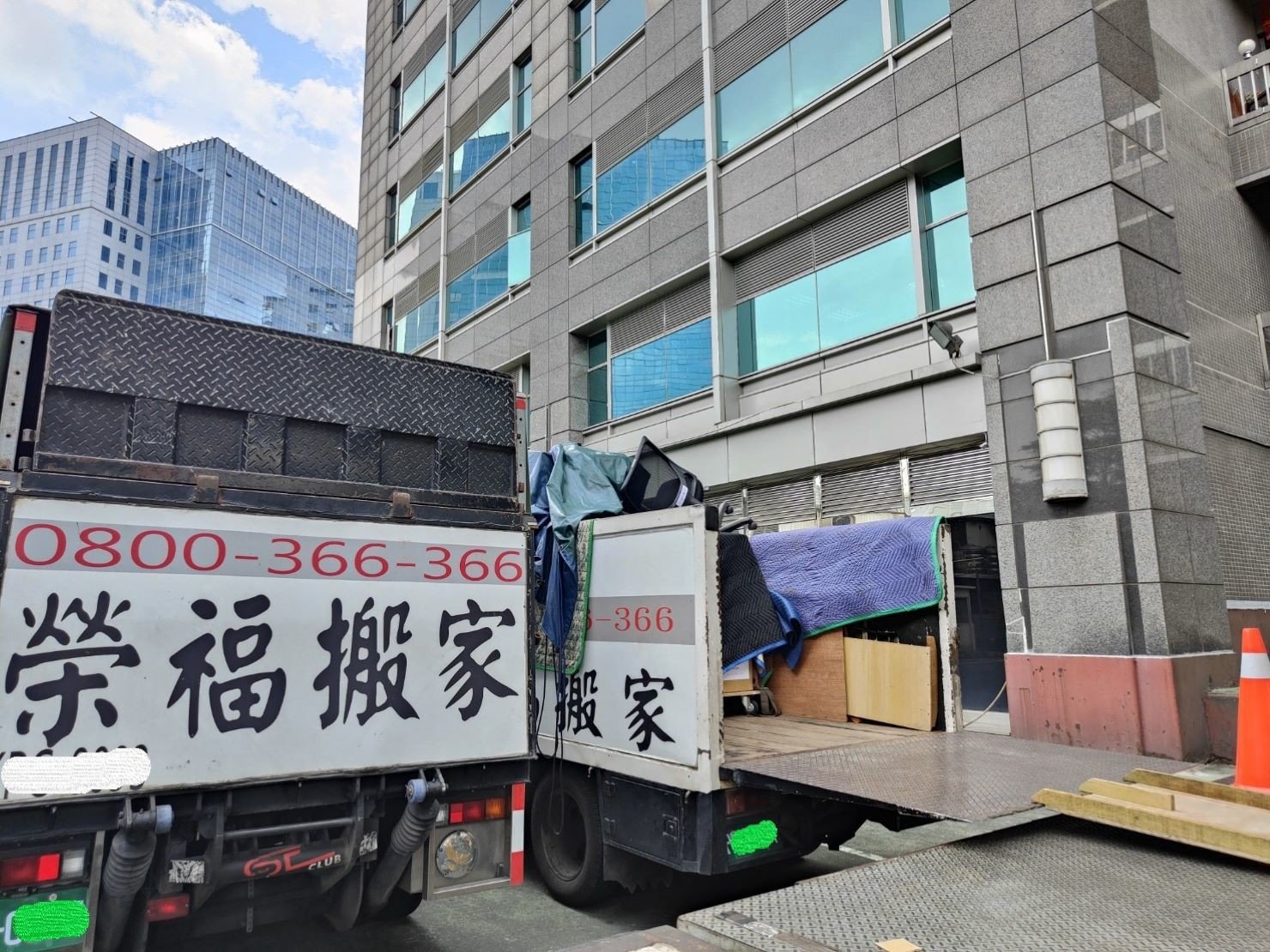搬家公司推薦、台北搬家推薦【榮福搬家公司】搬遷估價、南港搬家、桃園搬家公司推薦、新北搬家公司推薦、基隆搬家、搬沙發、搬保險箱、金庫搬運、搬活動櫃、搬公文櫃、搬保密櫃、搬辦公桌、旋轉椅、辦公椅、搬資料櫃、冰箱搬運、百貨公司進撤櫃、專櫃進撤櫃、企業搬運服務、搬公司行號、廠房遷移、辦公室遷移、搬會客桌、碎紙機、印表機、搬玻璃櫥櫃、會議桌搬運、OA屏風拆裝、事務機搬運、搬電腦設備、公司行號搬遷、政府機關搬遷、百貨專櫃遷移、學校單位搬遷、精緻包裝、搬家紙箱、搬鐵櫃、搬鋼琴、搬工計時、搬工服務、人力搬運,針對顧客都秉持以用心實在專業搬家技巧,搬家實在用心值得您的信賴與選擇。歡迎來電咨詢02-2651-2727,榮福搬家有專員立即為您服務。 搬家公司推薦、台北搬家推薦【榮福搬家公司】搬遷估價、南港搬家、桃園搬家公司推薦、新北搬家公司推薦、基隆搬家、搬沙發、搬保險箱、金庫搬運、搬活動櫃、搬公文櫃、搬保密櫃、搬辦公桌、旋轉椅、辦公椅、搬資料櫃、冰箱搬運、百貨公司進撤櫃、專櫃進撤櫃、企業搬運服務、搬公司行號、廠房遷移、辦公室遷移、搬會客桌、碎紙機、印表機、搬玻璃櫥櫃、會議桌搬運、OA屏風拆裝、事務機搬運、搬電腦設備、公司行號搬遷、政府機關搬遷、百貨專櫃遷移、學校單位搬遷、精緻包裝、搬家紙箱、搬鐵櫃、搬鋼琴、搬工計時、搬工服務、人力搬運,針對顧客都秉持以用心實在專業搬家技巧,搬家實在用心值得您的信賴與選擇。歡迎來電咨詢02-2651-2727,榮福搬家有專員立即為您服務。