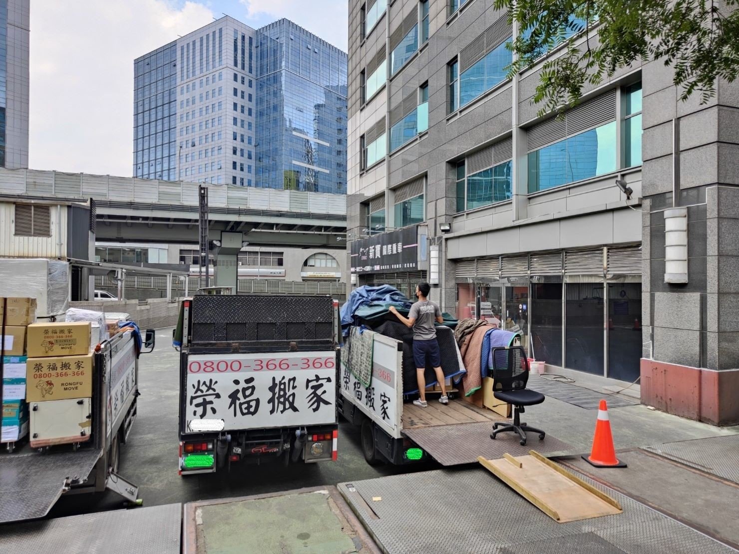 搬家公司推薦、台北搬家推薦【榮福搬家公司】搬遷估價、南港搬家、桃園搬家公司推薦、新北搬家公司推薦、基隆搬家、搬沙發、搬保險箱、金庫搬運、搬活動櫃、搬公文櫃、搬保密櫃、搬辦公桌、旋轉椅、辦公椅、搬資料櫃、冰箱搬運、百貨公司進撤櫃、專櫃進撤櫃、企業搬運服務、搬公司行號、廠房遷移、辦公室遷移、搬會客桌、碎紙機、印表機、搬玻璃櫥櫃、會議桌搬運、OA屏風拆裝、事務機搬運、搬電腦設備、公司行號搬遷、政府機關搬遷、百貨專櫃遷移、學校單位搬遷、精緻包裝、搬家紙箱、搬鐵櫃、搬鋼琴、搬工計時、搬工服務、人力搬運,針對顧客都秉持以用心實在專業搬家技巧,搬家實在用心值得您的信賴與選擇。歡迎來電咨詢02-2651-2727,榮福搬家有專員立即為您服務。 搬家公司推薦、台北搬家推薦【榮福搬家公司】搬遷估價、南港搬家、桃園搬家公司推薦、新北搬家公司推薦、基隆搬家、搬沙發、搬保險箱、金庫搬運、搬活動櫃、搬公文櫃、搬保密櫃、搬辦公桌、旋轉椅、辦公椅、搬資料櫃、冰箱搬運、百貨公司進撤櫃、專櫃進撤櫃、企業搬運服務、搬公司行號、廠房遷移、辦公室遷移、搬會客桌、碎紙機、印表機、搬玻璃櫥櫃、會議桌搬運、OA屏風拆裝、事務機搬運、搬電腦設備、公司行號搬遷、政府機關搬遷、百貨專櫃遷移、學校單位搬遷、精緻包裝、搬家紙箱、搬鐵櫃、搬鋼琴、搬工計時、搬工服務、人力搬運,針對顧客都秉持以用心實在專業搬家技巧,搬家實在用心值得您的信賴與選擇。歡迎來電咨詢02-2651-2727,榮福搬家有專員立即為您服務。