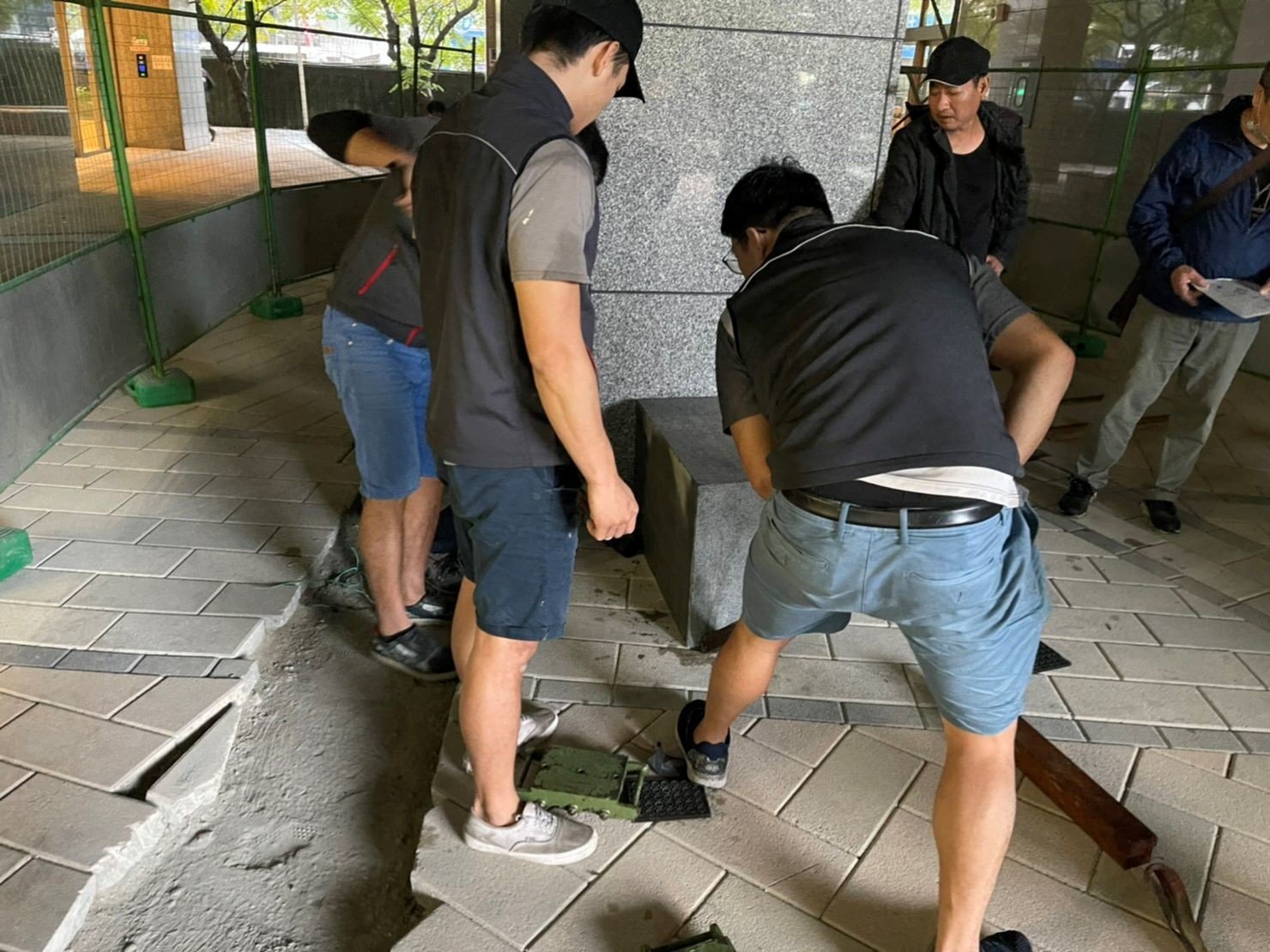 重物搬運/南港搬家【榮福搬家公司】搬洗衣機、搬披薩窯、精搬金庫、搬保險櫃、精搬魚缸、跨縣搬家、搬工派遣、搬床墊、搬冰箱、搬家具、搬家首選、吊掛搬運、吊家具搬運、台北搬家公司推薦:大台北搬家、新北搬家推薦,精緻包裝搬運「細膩包裝、專業搬運、用心服務、以客為尊」是榮福搬家公司的宗旨與精神。歡迎立即來電02-2651-2727專人服務。 重物搬運/南港搬家【榮福搬家公司】搬洗衣機、搬披薩窯、精搬金庫、搬保險櫃、精搬魚缸、跨縣搬家、搬工派遣、搬床墊、搬冰箱、搬家具、搬家首選、吊掛搬運、吊家具搬運、台北搬家公司推薦:大台北搬家、新北搬家推薦,精緻包裝搬運「細膩包裝、專業搬運、用心服務、以客為尊」是榮福搬家公司的宗旨與精神。歡迎立即來電02-2651-2727專人服務。