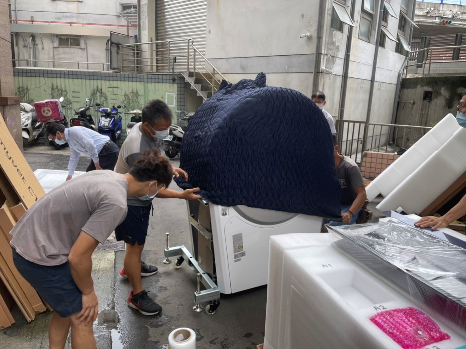 特殊搬運、搬重物【榮福搬家】醫療器材、醫療設備搬運、斷層掃苗儀器搬運、搬單一物件、南港搬家、桃園搬家公司推薦、新北搬家公司推薦、可配合醫院搬運、生技科學儀器搬運、海關箱待拆、醫療儀器專業搬運、廠房遷移、公司行號搬、專搬重物、搬工服務、人力搬運,針對顧客都秉持以用心實在專業搬家技巧,搬家實在用心值得您的信賴與選擇。歡迎來電咨詢02-2651-2727,榮福搬家有專員立即為您服務。 特殊搬運、搬重物【榮福搬家】醫療器材、醫療設備搬運、斷層掃苗儀器搬運、搬單一物件、南港搬家、桃園搬家公司推薦、新北搬家公司推薦、可配合醫院搬運、生技科學儀器搬運、海關箱待拆、醫療儀器專業搬運、廠房遷移、公司行號搬、專搬重物、搬工服務、人力搬運,針對顧客都秉持以用心實在專業搬家技巧,搬家實在用心值得您的信賴與選擇。歡迎來電咨詢02-2651-2727,榮福搬家有專員立即為您服務。
