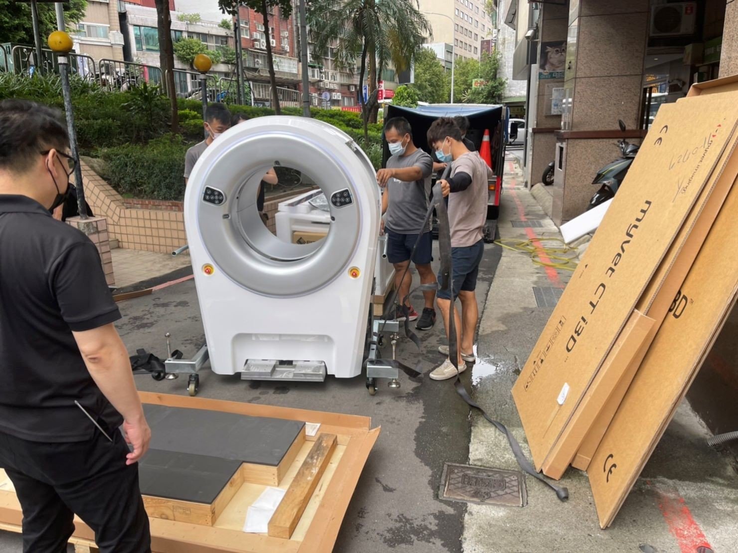 特殊搬運、搬重物【榮福搬家】醫療器材、醫療設備搬運、斷層掃苗儀器搬運、搬單一物件、南港搬家、桃園搬家公司推薦、新北搬家公司推薦、可配合醫院搬運、生技科學儀器搬運、海關箱待拆、醫療儀器專業搬運、廠房遷移、公司行號搬、專搬重物、搬工服務、人力搬運,針對顧客都秉持以用心實在專業搬家技巧,搬家實在用心值得您的信賴與選擇。歡迎來電咨詢02-2651-2727,榮福搬家有專員立即為您服務。 特殊搬運、搬重物【榮福搬家】醫療器材、醫療設備搬運、斷層掃苗儀器搬運、搬單一物件、南港搬家、桃園搬家公司推薦、新北搬家公司推薦、可配合醫院搬運、生技科學儀器搬運、海關箱待拆、醫療儀器專業搬運、廠房遷移、公司行號搬、專搬重物、搬工服務、人力搬運,針對顧客都秉持以用心實在專業搬家技巧,搬家實在用心值得您的信賴與選擇。歡迎來電咨詢02-2651-2727,榮福搬家有專員立即為您服務。