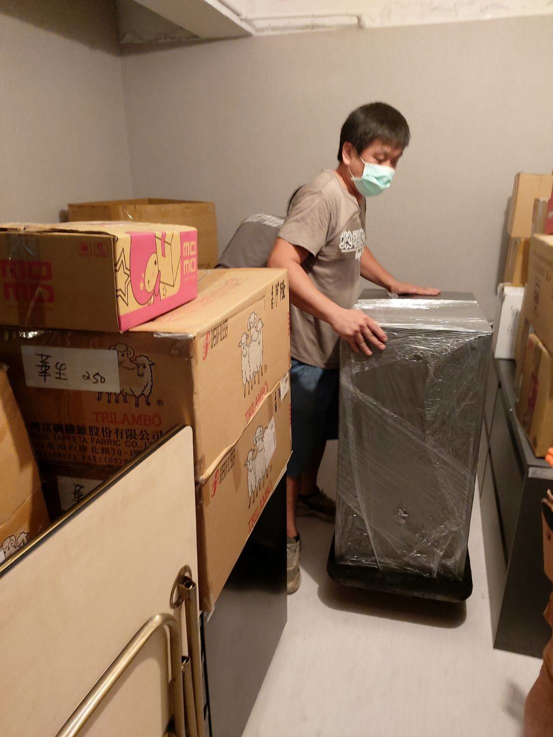 搬家公司推薦、台北搬家推薦【榮福搬家公司】搬遷估價、南港搬家、桃園搬家公司推薦、新北搬家公司推薦、基隆搬家、搬沙發、搬保險箱、金庫搬運、搬活動櫃、搬公文櫃、搬保密櫃、搬辦公桌、旋轉椅、辦公椅、搬資料櫃、冰箱搬運、百貨公司進撤櫃、專櫃進撤櫃、企業搬運服務、搬公司行號、廠房遷移、辦公室遷移、搬會客桌、碎紙機、印表機、搬玻璃櫥櫃、會議桌搬運、OA屏風拆裝、事務機搬運、搬電腦設備、公司行號搬遷、政府機關搬遷、百貨專櫃遷移、學校單位搬遷、精緻包裝、搬家紙箱、搬鐵櫃、搬鋼琴、搬工計時、搬工服務、人力搬運,針對顧客都秉持以用心實在專業搬家技巧,搬家實在用心值得您的信賴與選擇。歡迎來電咨詢02-2651-2727,榮福搬家有專員立即為您服務。 搬家公司推薦、台北搬家推薦【榮福搬家公司】搬遷估價、南港搬家、桃園搬家公司推薦、新北搬家公司推薦、基隆搬家、搬沙發、搬保險箱、金庫搬運、搬活動櫃、搬公文櫃、搬保密櫃、搬辦公桌、旋轉椅、辦公椅、搬資料櫃、冰箱搬運、百貨公司進撤櫃、專櫃進撤櫃、企業搬運服務、搬公司行號、廠房遷移、辦公室遷移、搬會客桌、碎紙機、印表機、搬玻璃櫥櫃、會議桌搬運、OA屏風拆裝、事務機搬運、搬電腦設備、公司行號搬遷、政府機關搬遷、百貨專櫃遷移、學校單位搬遷、精緻包裝、搬家紙箱、搬鐵櫃、搬鋼琴、搬工計時、搬工服務、人力搬運,針對顧客都秉持以用心實在專業搬家技巧,搬家實在用心值得您的信賴與選擇。歡迎來電咨詢02-2651-2727,榮福搬家有專員立即為您服務。
