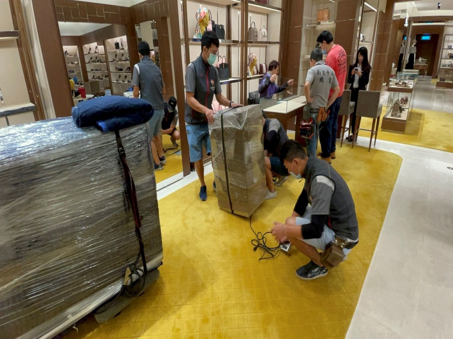 搬家公司推薦、台北搬家推薦【榮福搬家公司】南港搬家、桃園搬家公司推薦、新北搬家公司推薦、企業搬運服務、搬公司行號、廠房遷移、公司行號搬遷、政府機關搬遷、百貨專櫃遷移、學校單位搬遷、精緻包裝、家庭搬家、搬鋼琴、搬工,針對顧客都秉持以用心實在專業搬家技巧,搬家實在用心值得您的信賴與選擇。歡迎來電咨詢02-2651-2727,榮福搬家有專員立即為您服務。 搬家公司推薦、台北搬家推薦【榮福搬家公司】南港搬家、桃園搬家公司推薦、新北搬家公司推薦、企業搬運服務、搬公司行號、廠房遷移、公司行號搬遷、政府機關搬遷、百貨專櫃遷移、學校單位搬遷、精緻包裝、家庭搬家、搬鋼琴、搬工,針對顧客都秉持以用心實在專業搬家技巧,搬家實在用心值得您的信賴與選擇。歡迎來電咨詢02-2651-2727,榮福搬家有專員立即為您服務。