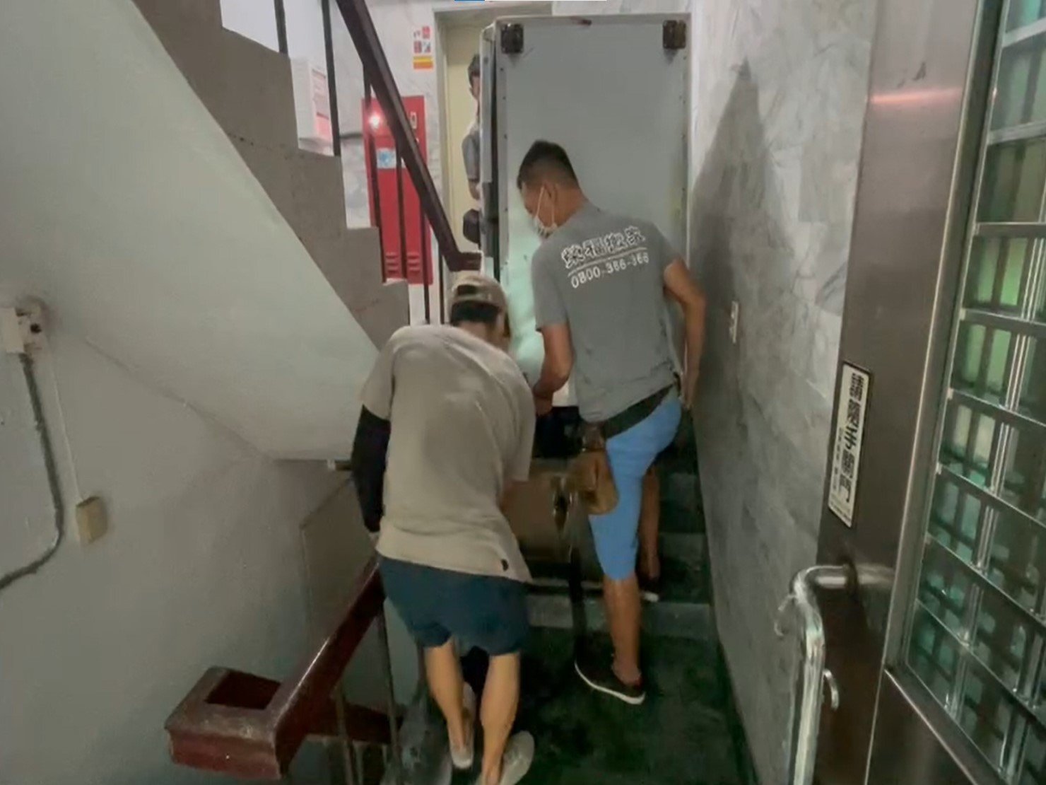 店面搬遷推薦【榮福搬家公司】|小型食品加工廠搬遷|搬營業用冰箱|四門營業用冰箱|搬生財器具、搬冷凍櫃、搬冷藏冰箱|搬冷藏工作臺|搬臥式冷凍櫃|百貨公司進撤櫃|台北搬營業用冰箱|新北搬營業用冰箱|五股搬營業用冰箱|中永和搬營業用冰箱|三重搬營業用冰箱|汐止搬營業用冰箱|林口搬營業用冰箱|人力搬運,針對顧客都秉持以用心實在專業搬家技巧,搬家實在用心值得您的信賴與選擇。歡迎來電咨詢02-2651-2727,榮福搬家有專員立即為您服務。 店面搬遷推薦【榮福搬家公司】|小型食品加工廠搬遷|搬營業用冰箱|四門營業用冰箱|搬生財器具、搬冷凍櫃、搬冷藏冰箱|搬冷藏工作臺|搬臥式冷凍櫃|百貨公司進撤櫃|台北搬營業用冰箱|新北搬營業用冰箱|五股搬營業用冰箱|中永和搬營業用冰箱|三重搬營業用冰箱|汐止搬營業用冰箱|林口搬營業用冰箱|人力搬運,針對顧客都秉持以用心實在專業搬家技巧,搬家實在用心值得您的信賴與選擇。歡迎來電咨詢02-2651-2727,榮福搬家有專員立即為您服務。