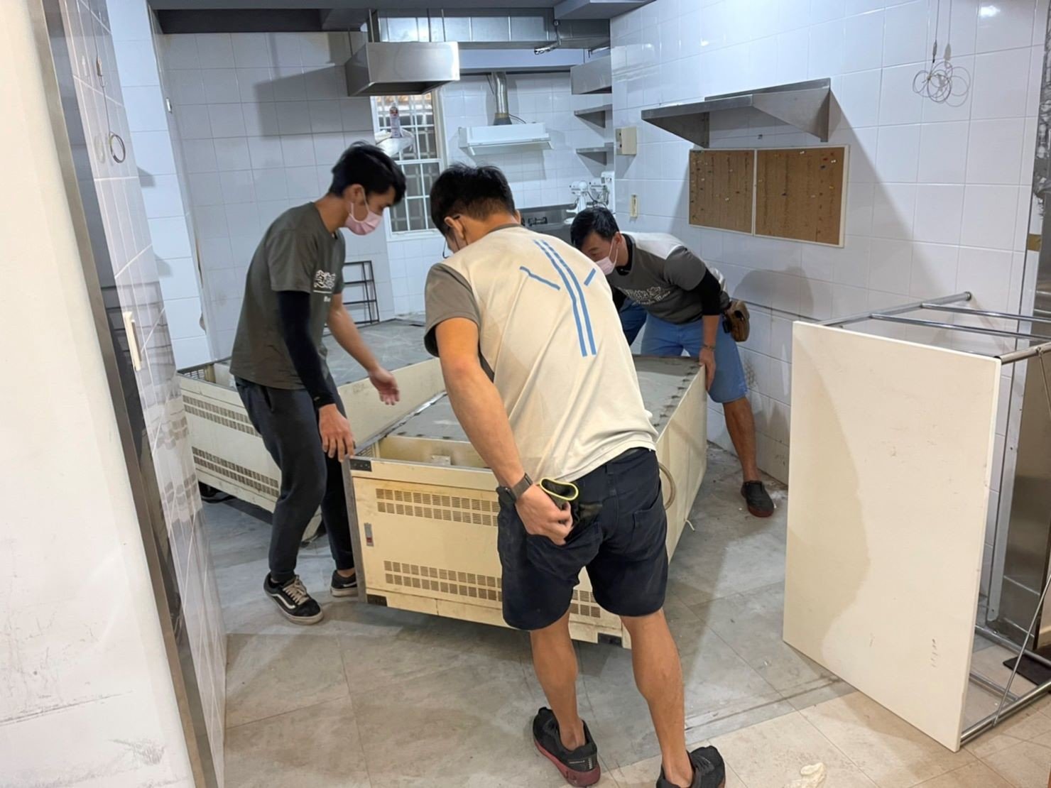 【榮福搬家】烘焙店面搬遷、甜點店面搬遷、麵包店搬遷、店面搬遷暫放倉儲、餐飲設備暫放倉儲、訂製餐桌椅精緻包裝、營業用攪拌機搬運、營業用冰箱精緻包裝、營業用烤箱搬遷、麵包切割機、營業用冰箱搬遷、工作檯包裝,工作桌,台北搬家公司推薦:大台北搬家,精緻包裝搬運「細膩包裝、專業搬運、用心服務、以客為尊」是榮福搬家公司的宗旨與精神。歡迎立即來電02-2651-2727專人服務。 【榮福搬家】烘焙店面搬遷、甜點店面搬遷、麵包店搬遷、店面搬遷暫放倉儲、餐飲設備暫放倉儲、訂製餐桌椅精緻包裝、營業用攪拌機搬運、營業用冰箱精緻包裝、營業用烤箱搬遷、麵包切割機、營業用冰箱搬遷、工作檯包裝,工作桌,台北搬家公司推薦:大台北搬家,精緻包裝搬運「細膩包裝、專業搬運、用心服務、以客為尊」是榮福搬家公司的宗旨與精神。歡迎立即來電02-2651-2727專人服務。