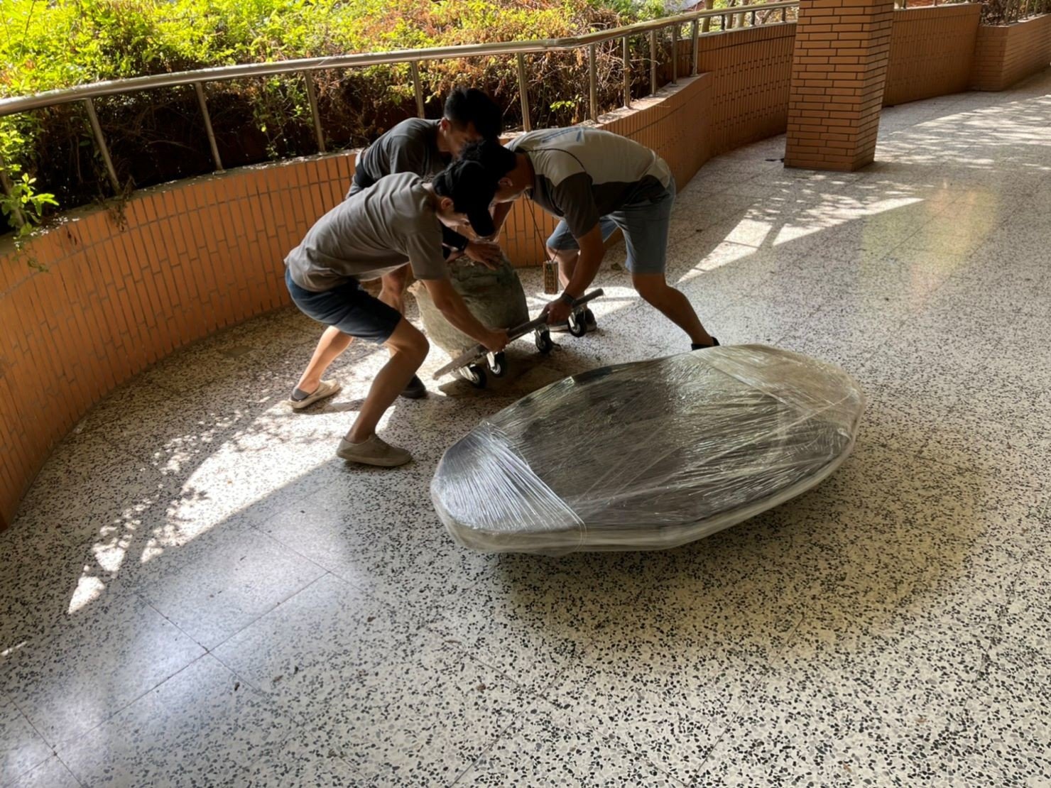 搬庭園造景設計景觀石桌椅【榮福搬家公司】石墩搬運、搬石桌椅、搬石頭桌椅、搬重物藝術品、搬家首選、吊掛搬運、吊家具搬運、特殊重物搬運、專搬重物、新北搬家推薦、搬家公司、基隆搬家、南港搬家、桃園搬家、板橋搬家、桃園搬家公司、台北搬家公司推薦、大台北搬家,各項搬家、搬運「細膩包裝、專業搬家及搬運、用心服務、以客為尊」是榮福搬家公司的宗旨與精神。歡迎立即來電02-2651-2727專人服務。 搬庭園造景設計景觀石桌椅【榮福搬家公司】石墩搬運、搬石桌椅、搬石頭桌椅、搬重物藝術品、搬家首選、吊掛搬運、吊家具搬運、特殊重物搬運、專搬重物、新北搬家推薦、搬家公司、基隆搬家、南港搬家、桃園搬家、板橋搬家、桃園搬家公司、台北搬家公司推薦、大台北搬家,各項搬家、搬運「細膩包裝、專業搬家及搬運、用心服務、以客為尊」是榮福搬家公司的宗旨與精神。歡迎立即來電02-2651-2727專人服務。