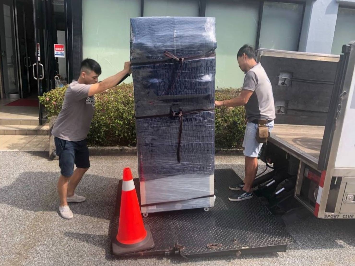 搬冰箱【榮福搬家公司】台北搬家、新北搬家、重物搬運:將實驗室用的冷凍冰箱以布套、膠膜、布繩及束帶做防護包裝。 搬冰箱【榮福搬家公司】台北搬家、新北搬家、重物搬運:將實驗室用的冷凍冰箱以布套、膠膜、布繩及束帶做防護包裝。