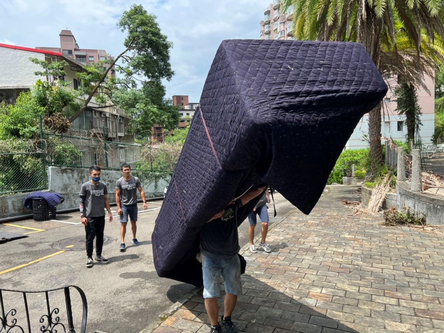 台北搬家吊掛搬運∣南港搬家吊掛搬運∣新北搬家吊掛搬運∣雙北搬家吊掛搬運∣汐止搬家吊掛搬運∣五股搬家吊掛搬運∣中永和搬家吊掛搬運∣板橋搬家吊掛搬運∣桃園搬家吊掛搬運推薦【榮福搬家】屬專業搬家細膩運唯一首選,累積20年各式各樣特殊重物的搬運經驗,專業敏捷快速完成您的各項搬運任務。榮福搬家具備精緻包裝搬運「細膩包裝、專業搬運、用心服務、以客為尊」是榮福搬家公司的宗旨與精神。歡迎立即來電02-2651-2727專人服務。 台北搬家吊掛搬運∣南港搬家吊掛搬運∣新北搬家吊掛搬運∣雙北搬家吊掛搬運∣汐止搬家吊掛搬運∣五股搬家吊掛搬運∣中永和搬家吊掛搬運∣板橋搬家吊掛搬運∣桃園搬家吊掛搬運推薦【榮福搬家】屬專業搬家細膩運唯一首選,累積20年各式各樣特殊重物的搬運經驗,專業敏捷快速完成您的各項搬運任務。榮福搬家具備精緻包裝搬運「細膩包裝、專業搬運、用心服務、以客為尊」是榮福搬家公司的宗旨與精神。歡迎立即來電02-2651-2727專人服務。