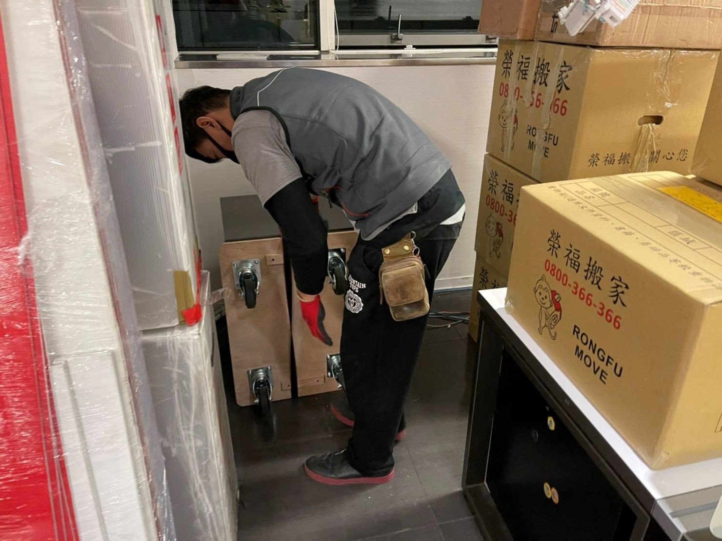 搬家公司推薦、台北搬家推薦【榮福搬家公司】南港搬家、桃園搬家公司推薦、新北搬家公司推薦、企業搬運服務、搬公司行號、廠房遷移、屏風拆裝、公司行號搬遷、政府機關搬遷、百貨專櫃遷移、學校單位搬遷、雜貨店搬遷、精緻包裝、家庭搬家、搬鋼琴、搬工、搬家公司紙箱、黃色膠帶、搬家估價、基隆搬家、家具拆裝、搬家具,針對顧客都秉持以用心實在專業搬家技巧,搬家實在用心值得您的信賴與選擇。歡迎來電咨詢02-2651-2727,榮福搬家有專員立即為您服務。 搬家公司推薦、台北搬家推薦【榮福搬家公司】南港搬家、桃園搬家公司推薦、新北搬家公司推薦、企業搬運服務、搬公司行號、廠房遷移、屏風拆裝、公司行號搬遷、政府機關搬遷、百貨專櫃遷移、學校單位搬遷、雜貨店搬遷、精緻包裝、家庭搬家、搬鋼琴、搬工、搬家公司紙箱、黃色膠帶、搬家估價、基隆搬家、家具拆裝、搬家具,針對顧客都秉持以用心實在專業搬家技巧,搬家實在用心值得您的信賴與選擇。歡迎來電咨詢02-2651-2727,榮福搬家有專員立即為您服務。
