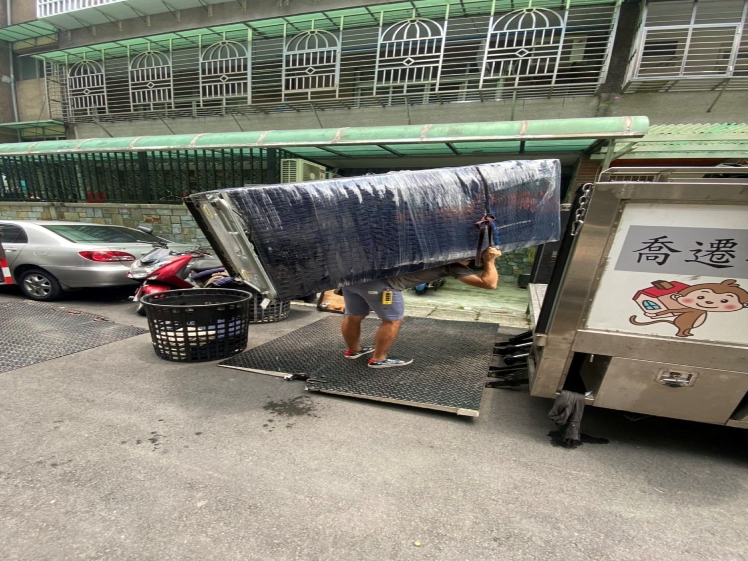 冰箱搬運上貨車-台北搬家公司推薦【榮福搬家】南港搬家公司,值得您的大力推薦 冰箱搬運上貨車-台北搬家公司推薦【榮福搬家】南港搬家公司,值得您的大力推薦