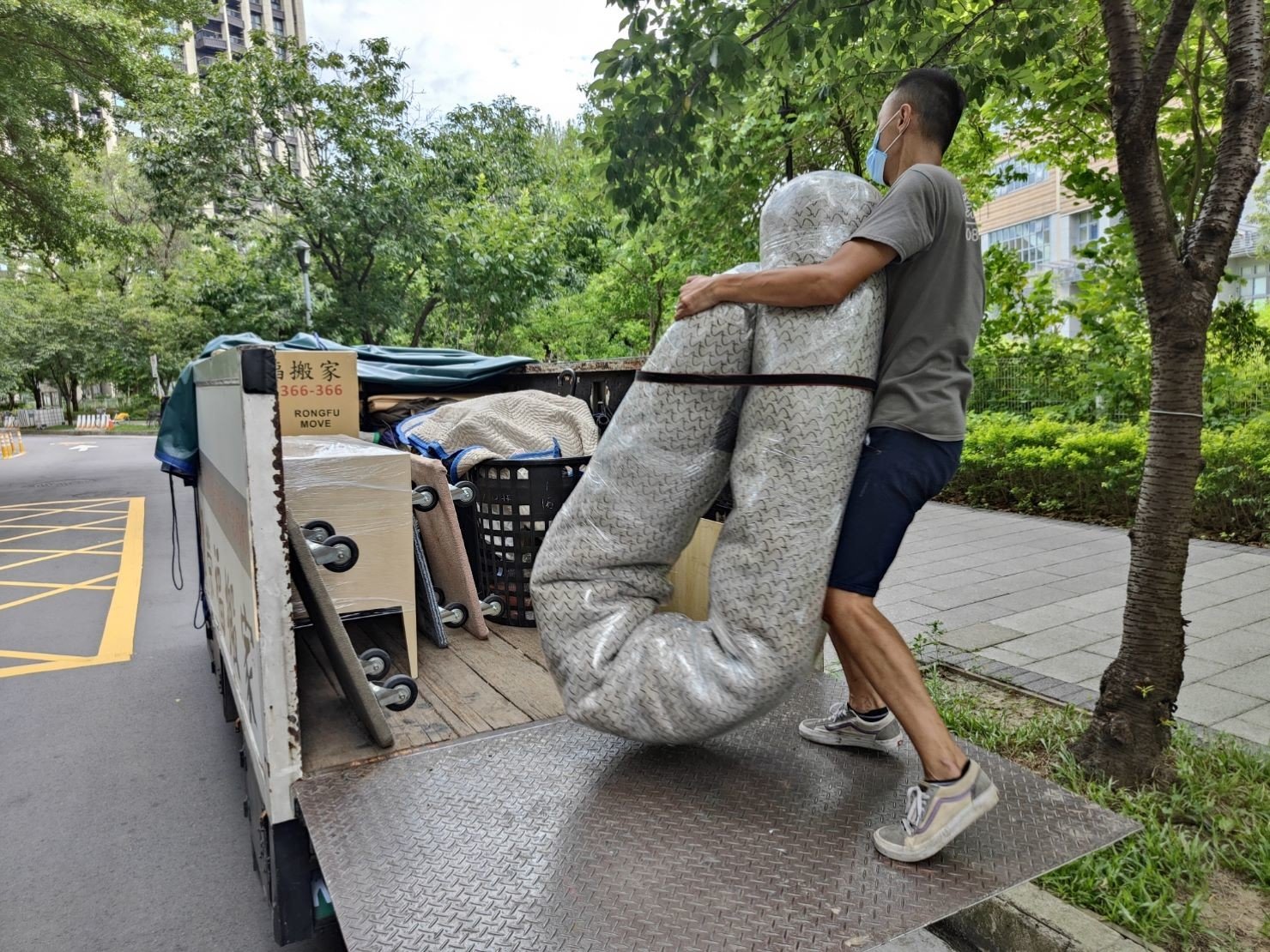 專人打包、搬家公司推薦、新北搬家公司推薦【榮福搬家公司】基隆搬家、南港搬家、桃園搬家公司推薦、懶人搬家,專人包裝,家庭搬家、精緻搬家、精緻包裝、打包裝箱。台北搬家公司推薦:大台北搬家,精緻包裝搬運「細膩包裝、專業搬運、用心服務、以客為尊」是榮福搬家公司的宗旨與精神。歡迎立即來電02-2651-2727專人服務。 專人打包、搬家公司推薦、新北搬家公司推薦【榮福搬家公司】基隆搬家、南港搬家、桃園搬家公司推薦、懶人搬家,專人包裝,家庭搬家、精緻搬家、精緻包裝、打包裝箱。台北搬家公司推薦:大台北搬家,精緻包裝搬運「細膩包裝、專業搬運、用心服務、以客為尊」是榮福搬家公司的宗旨與精神。歡迎立即來電02-2651-2727專人服務。