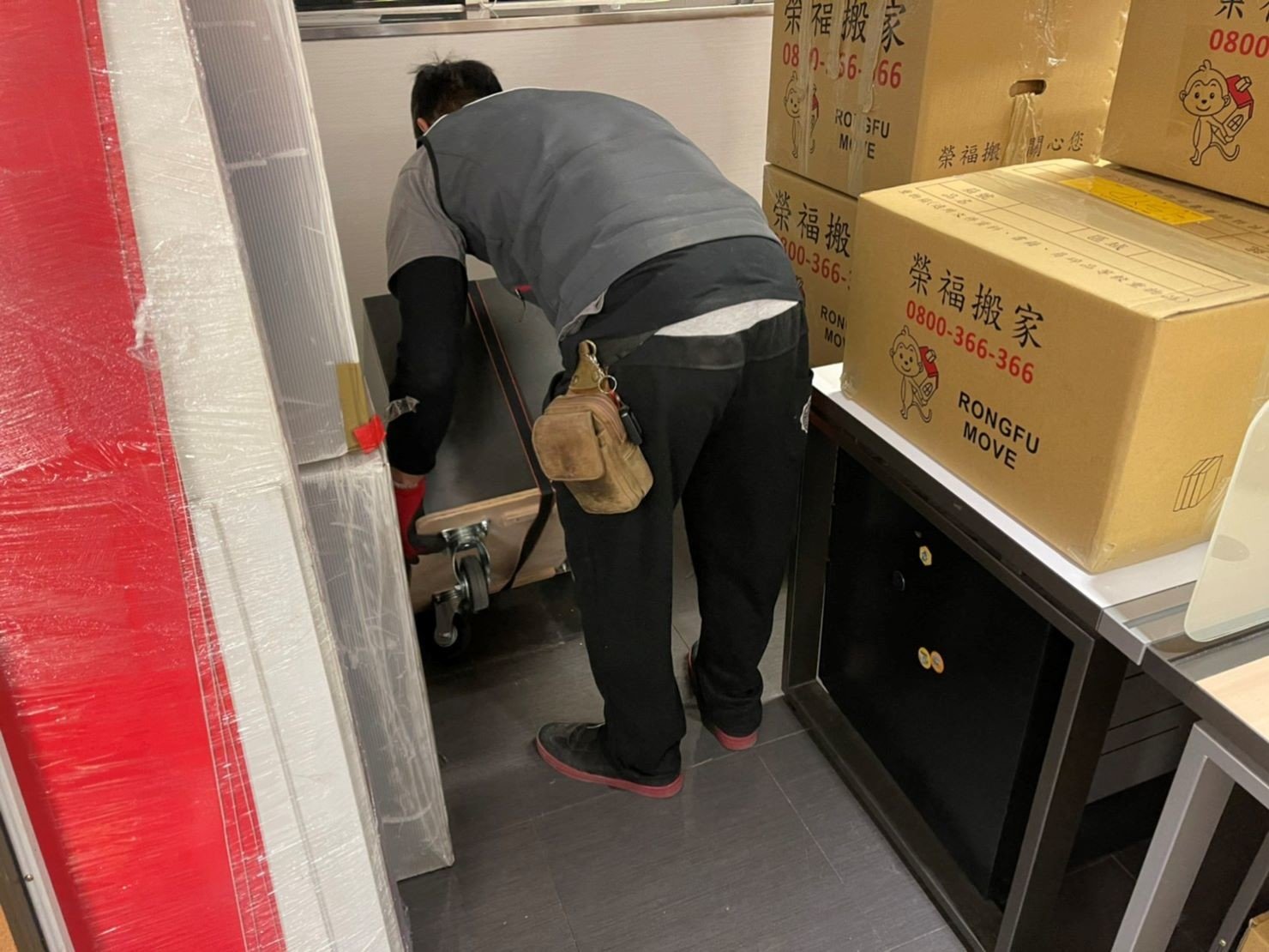 搬家公司推薦、台北搬家推薦【榮福搬家公司】南港搬家、桃園搬家公司推薦、新北搬家公司推薦、企業搬運服務、搬公司行號、廠房遷移、屏風拆裝、公司行號搬遷、政府機關搬遷、百貨專櫃遷移、學校單位搬遷、雜貨店搬遷、精緻包裝、家庭搬家、搬鋼琴、搬工、搬家公司紙箱、黃色膠帶、搬家估價、基隆搬家、家具拆裝、搬家具,針對顧客都秉持以用心實在專業搬家技巧,搬家實在用心值得您的信賴與選擇。歡迎來電咨詢02-2651-2727,榮福搬家有專員立即為您服務。 搬家公司推薦、台北搬家推薦【榮福搬家公司】南港搬家、桃園搬家公司推薦、新北搬家公司推薦、企業搬運服務、搬公司行號、廠房遷移、屏風拆裝、公司行號搬遷、政府機關搬遷、百貨專櫃遷移、學校單位搬遷、雜貨店搬遷、精緻包裝、家庭搬家、搬鋼琴、搬工、搬家公司紙箱、黃色膠帶、搬家估價、基隆搬家、家具拆裝、搬家具,針對顧客都秉持以用心實在專業搬家技巧,搬家實在用心值得您的信賴與選擇。歡迎來電咨詢02-2651-2727,榮福搬家有專員立即為您服務。