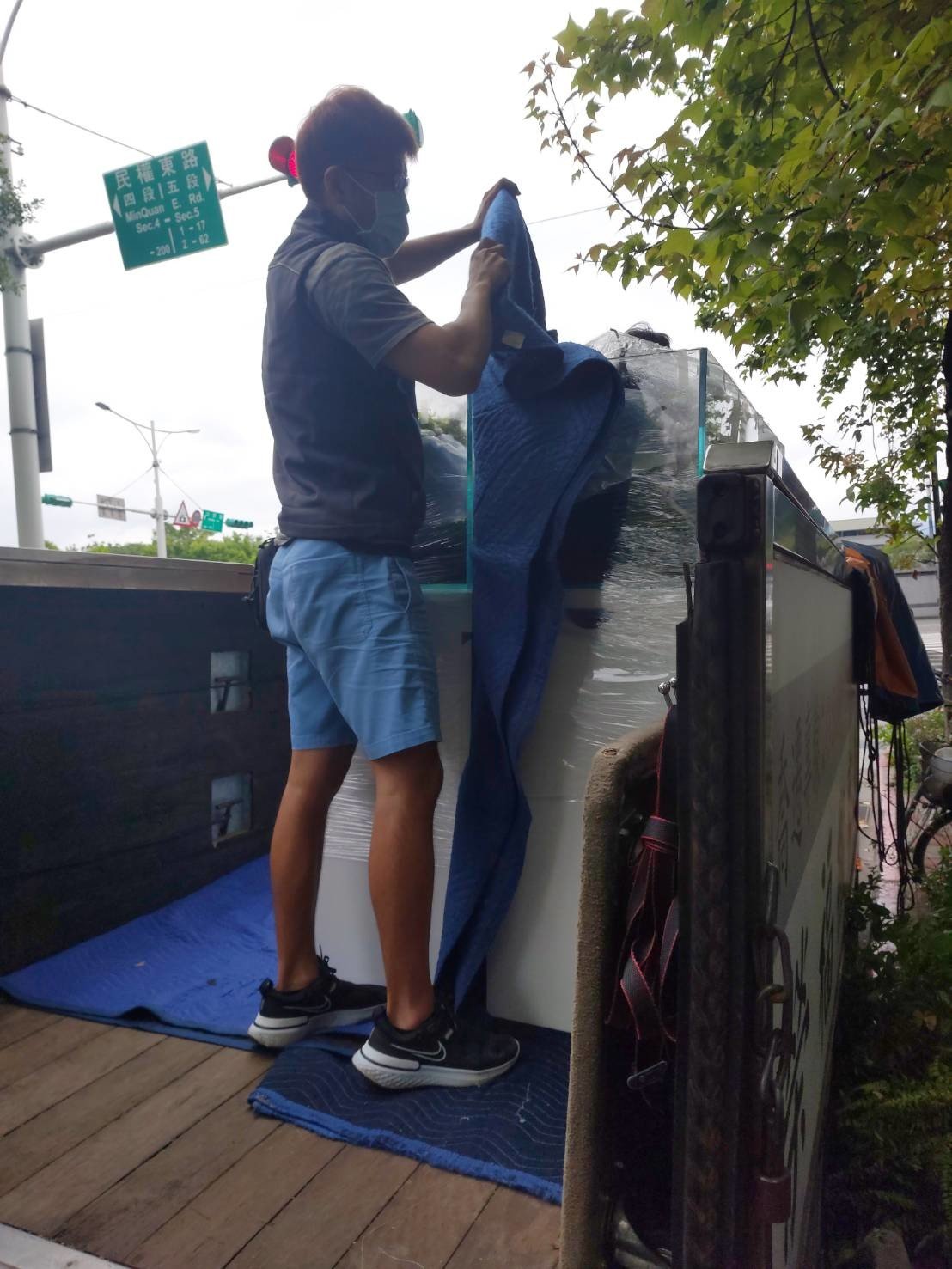 大型魚缸搬運、重物搬運【榮福搬家公司】水族箱搬運、石墩搬運、搬石頭桌椅、搬洗衣機、搬披薩窯、精搬金庫、搬保險櫃、精搬魚缸、精搬鋼琴、跨縣市搬家、搬工計時、人力搬運、搬運、床墊搬運、營業用冰箱搬運、搬家具、大型設備搬運、搬機台、搬家首選、吊掛搬運、吊家具搬運、特殊重物搬運、專搬重物、新北搬家推薦、搬家公司、基隆搬家、南港搬家、桃園搬家公司、台北搬家公司推薦:大台北搬家,精緻包裝搬運「細膩包裝、專業搬運、用心服務、以客為尊」是榮福搬家公司的宗旨與精神。歡迎立即來電02-2651-2727專人服務。 大型魚缸搬運、重物搬運【榮福搬家公司】水族箱搬運、石墩搬運、搬石頭桌椅、搬洗衣機、搬披薩窯、精搬金庫、搬保險櫃、精搬魚缸、精搬鋼琴、跨縣市搬家、搬工計時、人力搬運、搬運、床墊搬運、營業用冰箱搬運、搬家具、大型設備搬運、搬機台、搬家首選、吊掛搬運、吊家具搬運、特殊重物搬運、專搬重物、新北搬家推薦、搬家公司、基隆搬家、南港搬家、桃園搬家公司、台北搬家公司推薦:大台北搬家,精緻包裝搬運「細膩包裝、專業搬運、用心服務、以客為尊」是榮福搬家公司的宗旨與精神。歡迎立即來電02-2651-2727專人服務。
