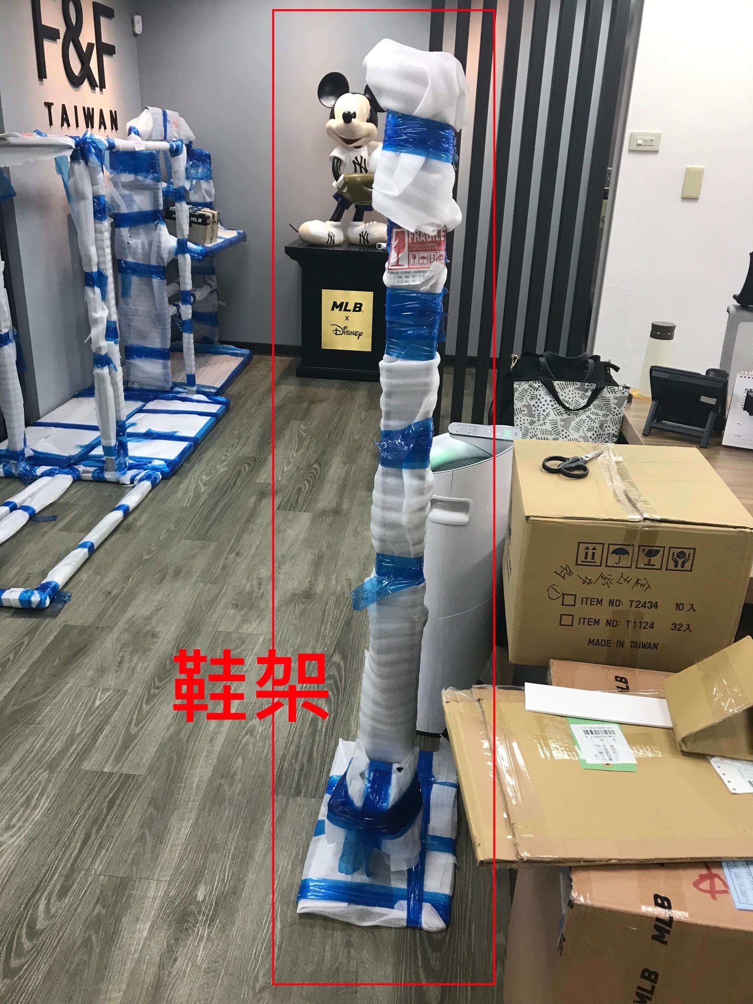 【榮福搬家】百貨倉儲暫放精緻包裝、百貨撤櫃、展示架搬運、中島雙排架搬運、服裝店展示架搬運、落地是掛衣架搬運,服飾店模特兒搬運、品牌大型公仔搬運、海外公仔搬運、公仔精緻包裝、模型精緻包裝,台北搬家公司推薦:大台北搬家,精緻包裝搬運「細膩包裝、專業搬運、用心服務、以客為尊」是榮福搬家公司的宗旨與精神。歡迎立即來電02-2651-2727專人服務。 【榮福搬家】百貨倉儲暫放精緻包裝、百貨撤櫃、展示架搬運、中島雙排架搬運、服裝店展示架搬運、落地是掛衣架搬運,服飾店模特兒搬運、品牌大型公仔搬運、海外公仔搬運、公仔精緻包裝、模型精緻包裝,台北搬家公司推薦:大台北搬家,精緻包裝搬運「細膩包裝、專業搬運、用心服務、以客為尊」是榮福搬家公司的宗旨與精神。歡迎立即來電02-2651-2727專人服務。