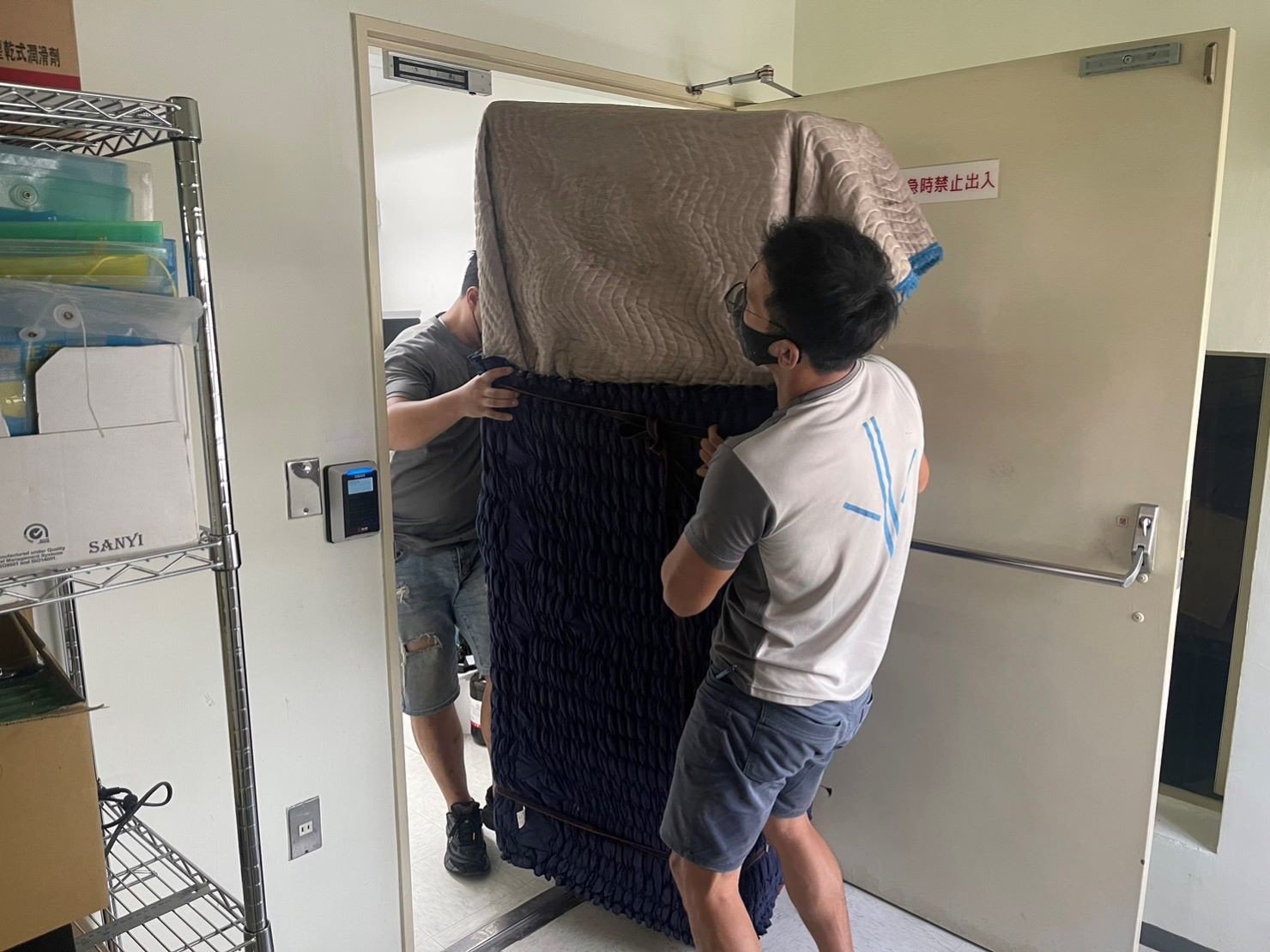 台北搬實驗室生醫設備∣南港搬實驗室生醫設備∣新北搬實驗室生醫設備∣雙北搬實驗室生醫設備∣汐止搬實驗室生醫設備∣中永和搬實驗室生醫設備∣板橋搬實驗室生醫設備∣五股搬實驗室生醫設備∣基隆搬實驗室生醫設備∣桃園搬實驗室生醫設備∣新竹搬實驗室生醫設備∣【榮福搬家】屬專業搬家細膩運唯一首選,累積20年各式各樣特殊儀器設備的搬運經驗,專業敏捷快速完成您的各項搬運任務。針對顧客都秉持以用心實在專業搬家技巧,搬家實在用心值得您的信賴與選擇。歡迎來電咨詢02-2651-2727,榮福搬家有專員立即為您服務。 台北搬實驗室生醫設備∣南港搬實驗室生醫設備∣新北搬實驗室生醫設備∣雙北搬實驗室生醫設備∣汐止搬實驗室生醫設備∣中永和搬實驗室生醫設備∣板橋搬實驗室生醫設備∣五股搬實驗室生醫設備∣基隆搬實驗室生醫設備∣桃園搬實驗室生醫設備∣新竹搬實驗室生醫設備∣【榮福搬家】屬專業搬家細膩運唯一首選,累積20年各式各樣特殊儀器設備的搬運經驗,專業敏捷快速完成您的各項搬運任務。針對顧客都秉持以用心實在專業搬家技巧,搬家實在用心值得您的信賴與選擇。歡迎來電咨詢02-2651-2727,榮福搬家有專員立即為您服務。