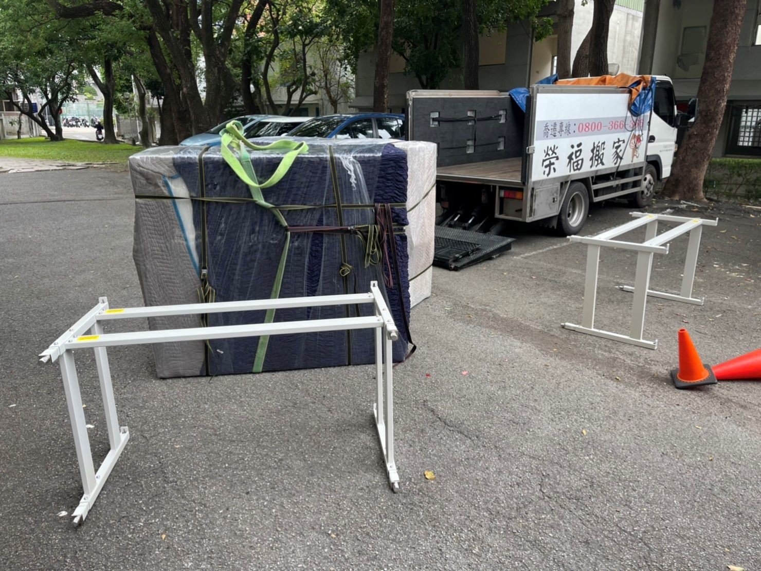 特殊重物搬運、專搬重物、特殊搬運、搬生醫設備【榮福搬家公司】跨縣市搬家、搬工計時、人工搬運、搬直立式冷凍櫃、搬超低溫冰箱、負86度超低溫冰箱搬運、營業用冰箱搬運、搬機械設備、各式機台搬運、精密儀器、臥室工作檯冰箱、實驗室設備、廚房大型設備搬運、搬營業用製冰機、廠房遷移、店面搬遷,實驗室搬遷、搬家首選、吊車吊掛搬運、吊家具搬運、台北搬家公司推薦:大台北搬家,精緻包裝搬運「細膩包裝、專業搬運、用心服務、以客為尊」是榮福搬家公司的宗旨與精神。歡迎立即來電02-2651-2727專人服務。 特殊重物搬運、專搬重物、特殊搬運、搬生醫設備【榮福搬家公司】跨縣市搬家、搬工計時、人工搬運、搬直立式冷凍櫃、搬超低溫冰箱、負86度超低溫冰箱搬運、營業用冰箱搬運、搬機械設備、各式機台搬運、精密儀器、臥室工作檯冰箱、實驗室設備、廚房大型設備搬運、搬營業用製冰機、廠房遷移、店面搬遷,實驗室搬遷、搬家首選、吊車吊掛搬運、吊家具搬運、台北搬家公司推薦:大台北搬家,精緻包裝搬運「細膩包裝、專業搬運、用心服務、以客為尊」是榮福搬家公司的宗旨與精神。歡迎立即來電02-2651-2727專人服務。