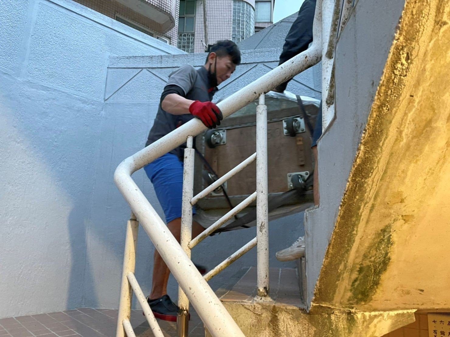 搬重物【榮福搬家公司】石墩搬運、搬石椅、搬石頭桌、搬洗衣機、搬披薩窯、精搬金庫、搬保險櫃、精搬魚缸、精搬鋼琴、跨縣搬家、搬工派遣、搬運、搬床墊、搬冰箱、搬家具、搬家首選、吊掛搬運、吊家具搬運、特殊重物搬運、專搬重物、新北搬家推薦、搬家公司、基隆搬家、南港搬家、桃園搬家公司、台北搬家公司推薦:大台北搬家,精緻包裝搬運「細膩包裝、專業搬運、用心服務、以客為尊」是榮福搬家公司的宗旨與精神。歡迎立即來電02-2651-2727專人服務。 搬重物【榮福搬家公司】石墩搬運、搬石椅、搬石頭桌、搬洗衣機、搬披薩窯、精搬金庫、搬保險櫃、精搬魚缸、精搬鋼琴、跨縣搬家、搬工派遣、搬運、搬床墊、搬冰箱、搬家具、搬家首選、吊掛搬運、吊家具搬運、特殊重物搬運、專搬重物、新北搬家推薦、搬家公司、基隆搬家、南港搬家、桃園搬家公司、台北搬家公司推薦:大台北搬家,精緻包裝搬運「細膩包裝、專業搬運、用心服務、以客為尊」是榮福搬家公司的宗旨與精神。歡迎立即來電02-2651-2727專人服務。